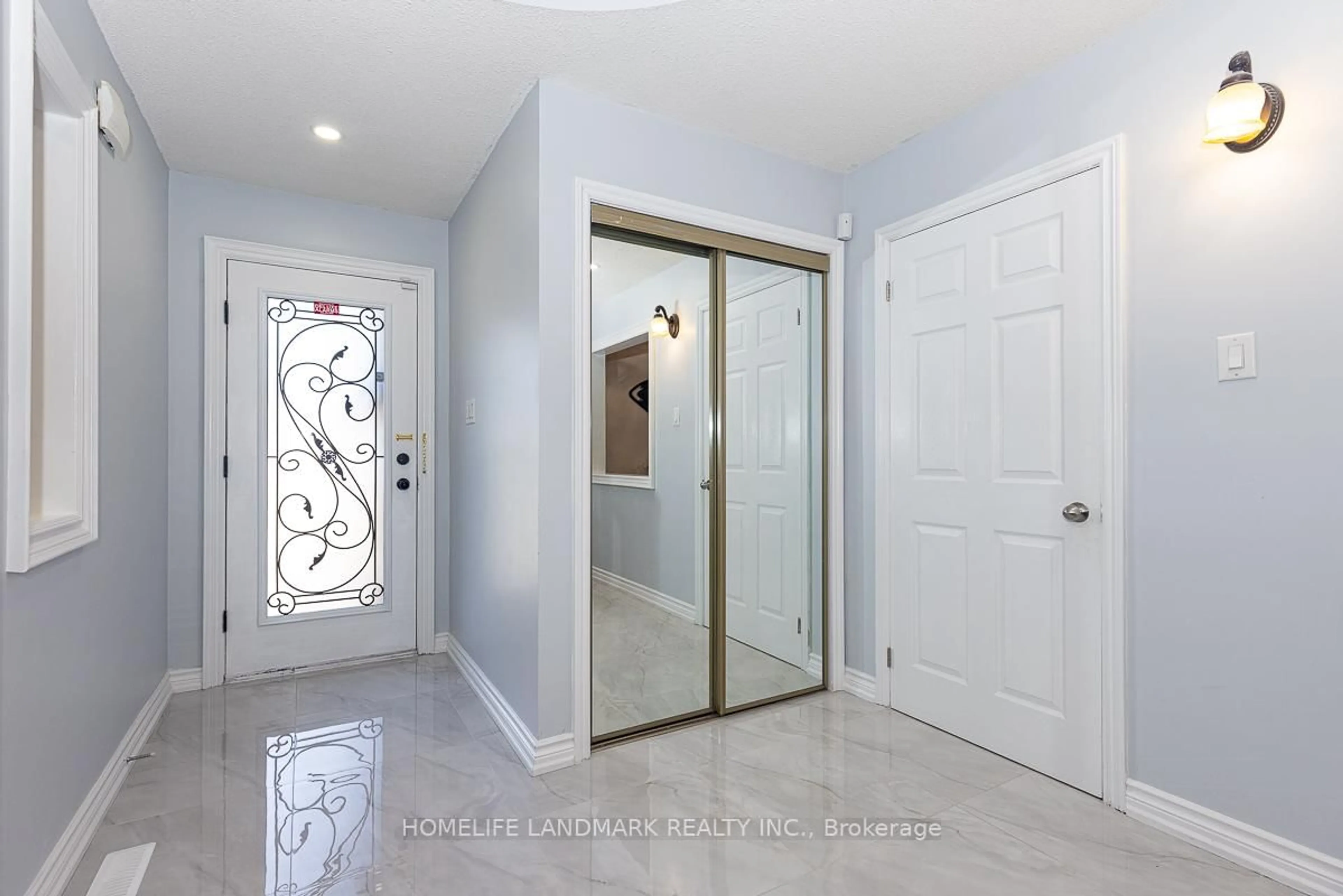Indoor entryway for 4 Pine Bough Manr, Richmond Hill Ontario L4S 1A4