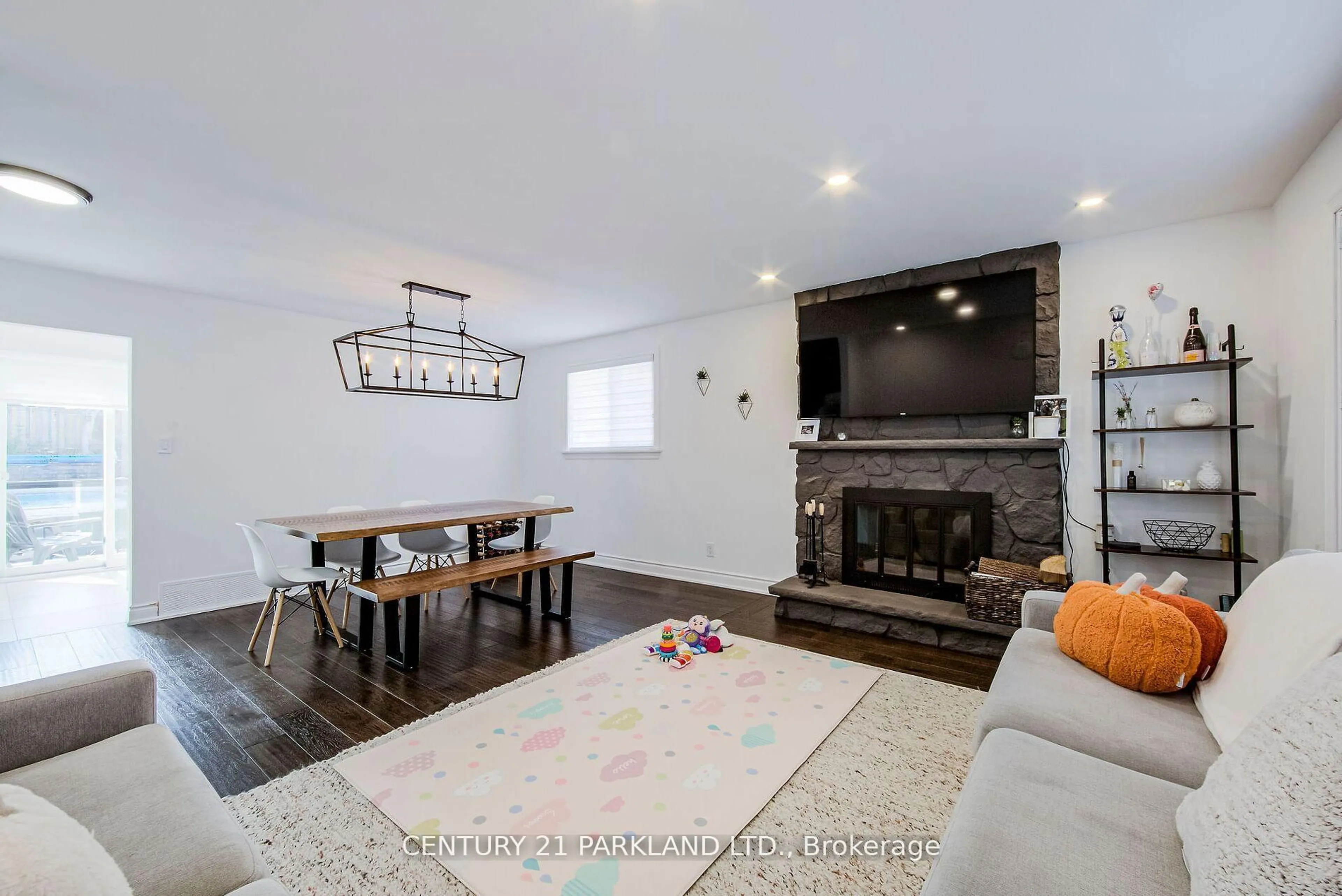 Living room with furniture, unknown for 7 Brown St, New Tecumseth Ontario L0G 1W0