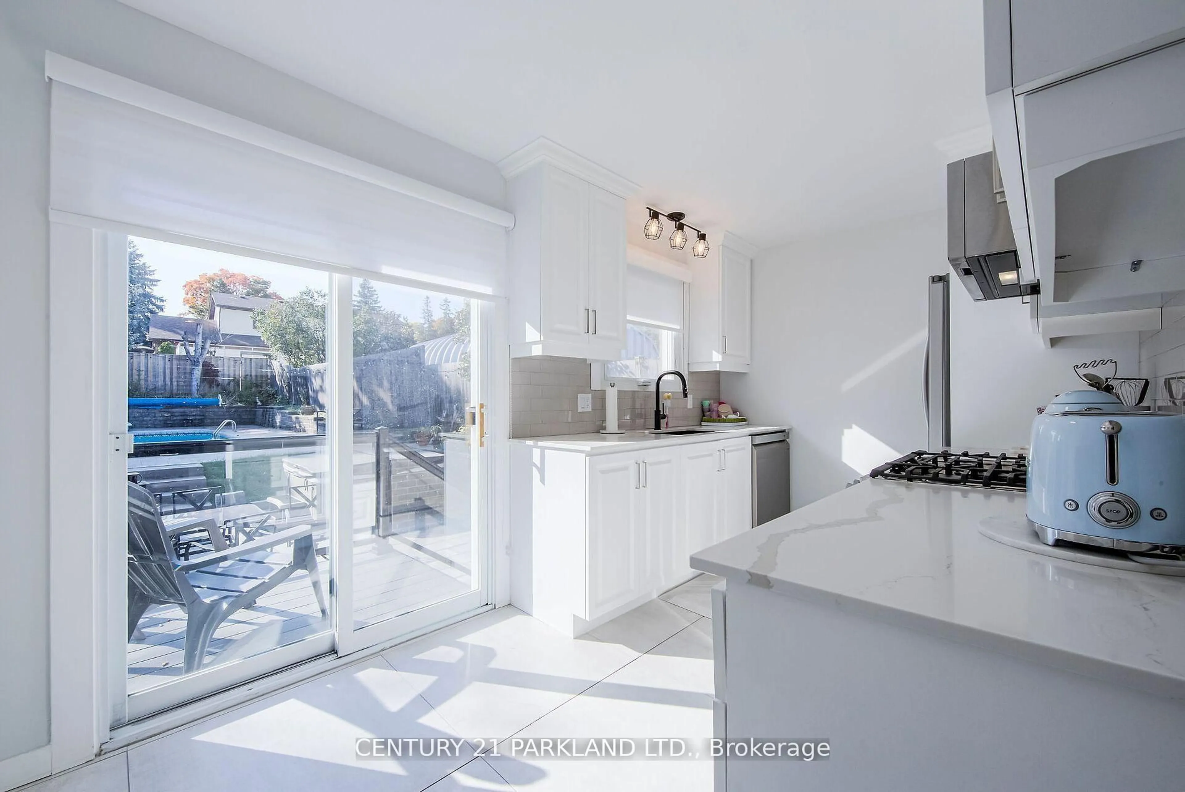 Open concept kitchen, ceramic/tile floor for 7 Brown St, New Tecumseth Ontario L0G 1W0