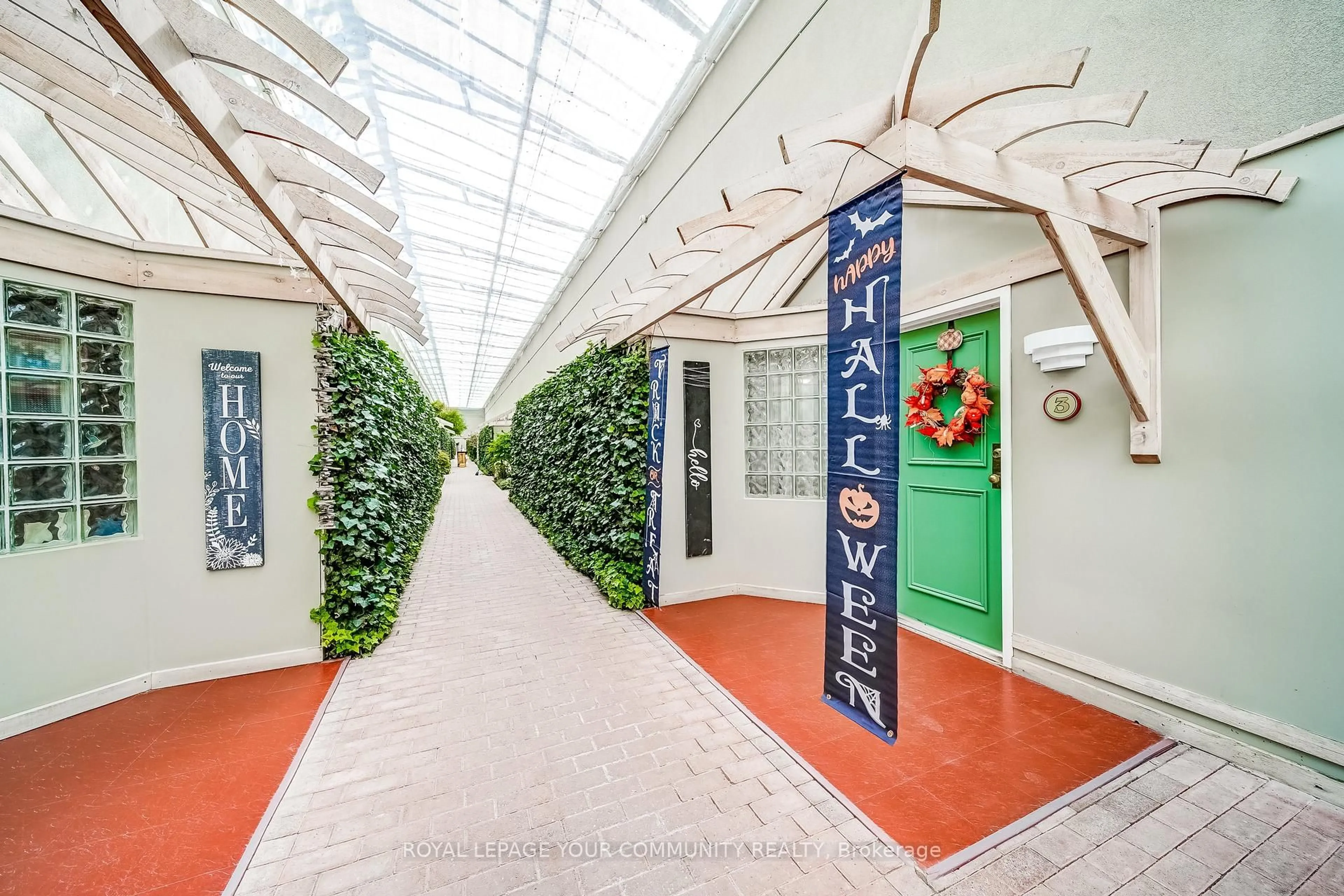 Indoor foyer for 77 Mill St #3, New Tecumseth Ontario L0G 1W0