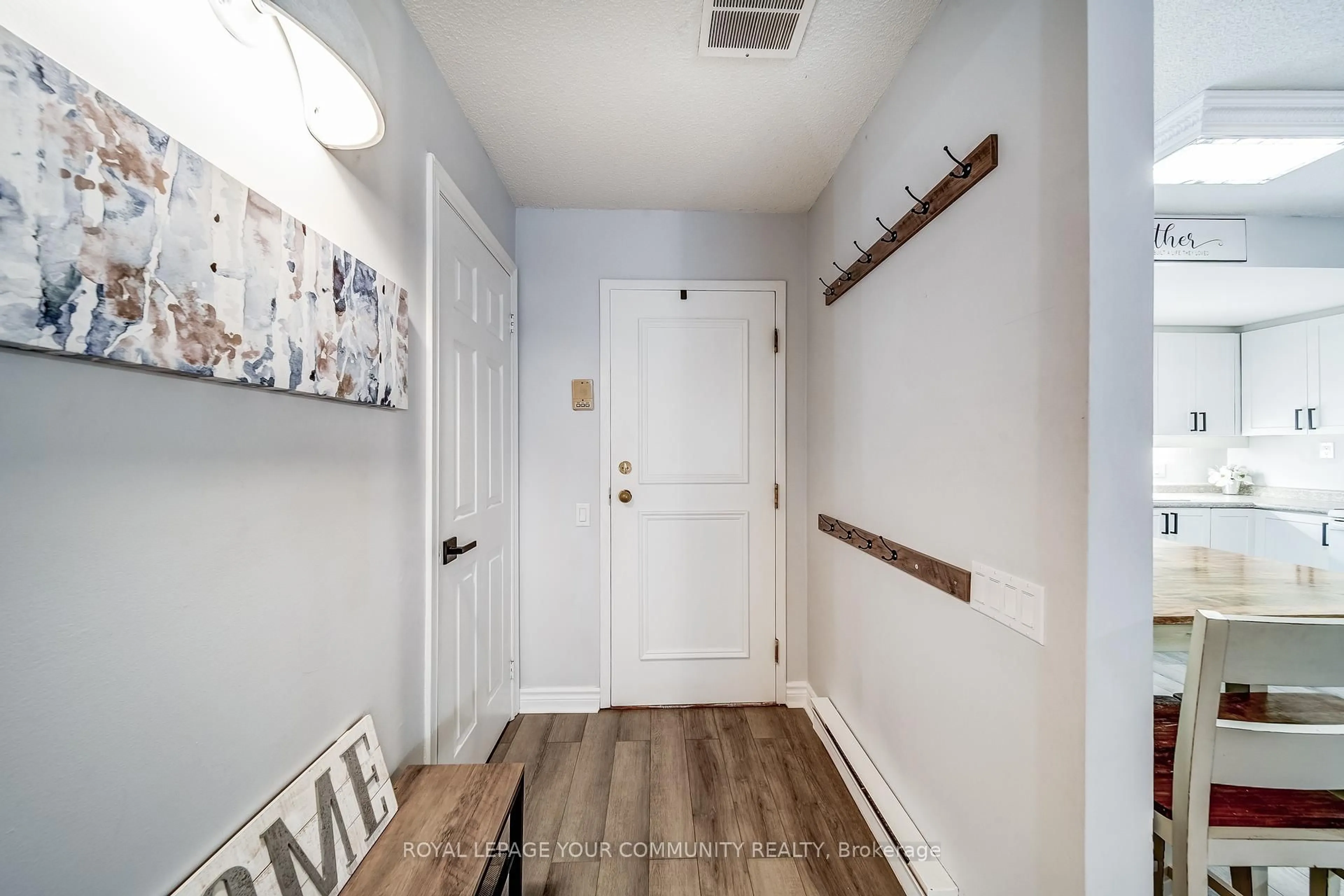 Indoor entryway for 77 Mill St #3, New Tecumseth Ontario L0G 1W0