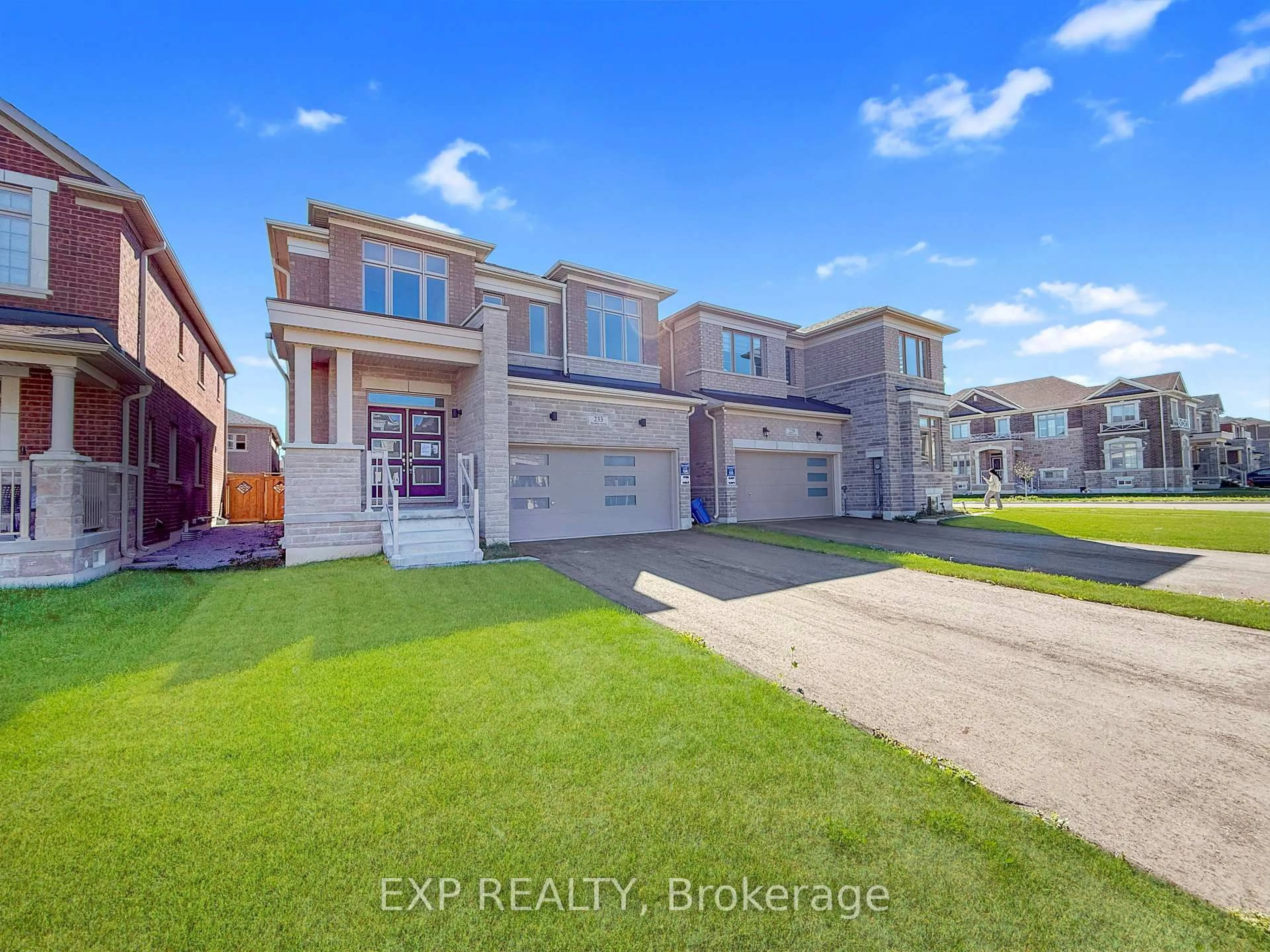 A pic from outside/outdoor area/front of a property/back of a property/a pic from drone, street for 233 Wesmina Ave, Whitchurch-Stouffville Ontario L4A 0R8