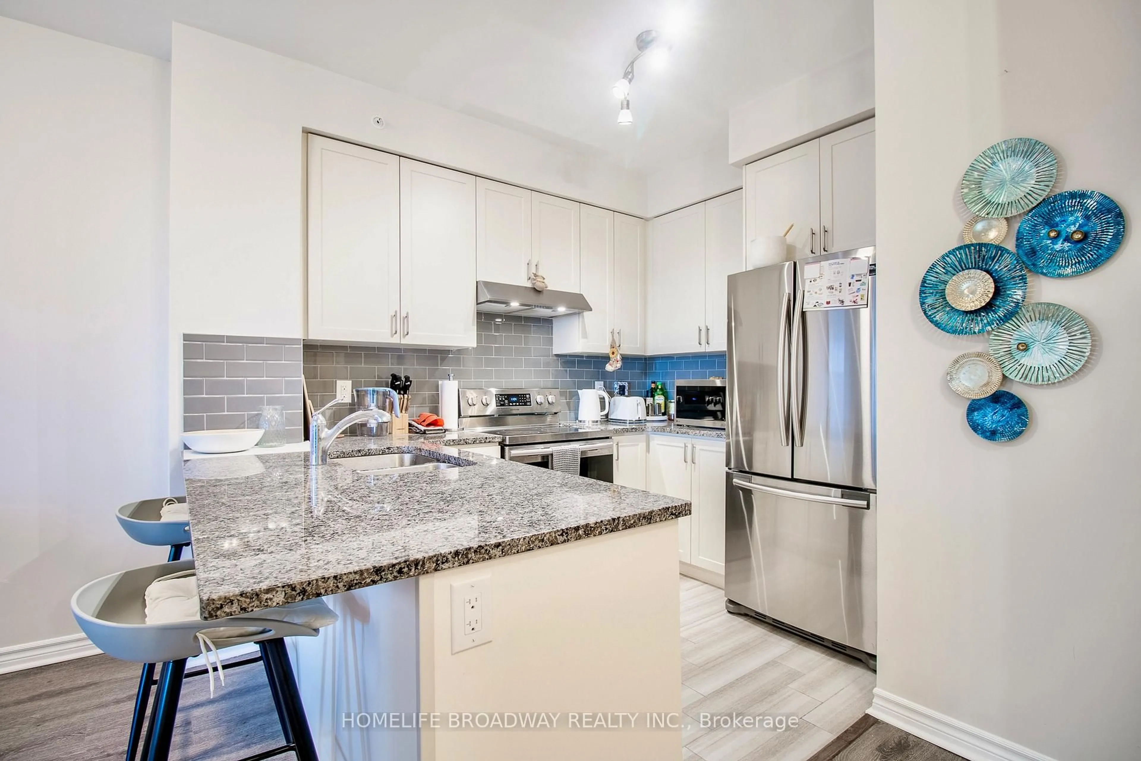 Open concept kitchen, ceramic/tile floor for 9255 Jane St #815, Vaughan Ontario L6A 0K1