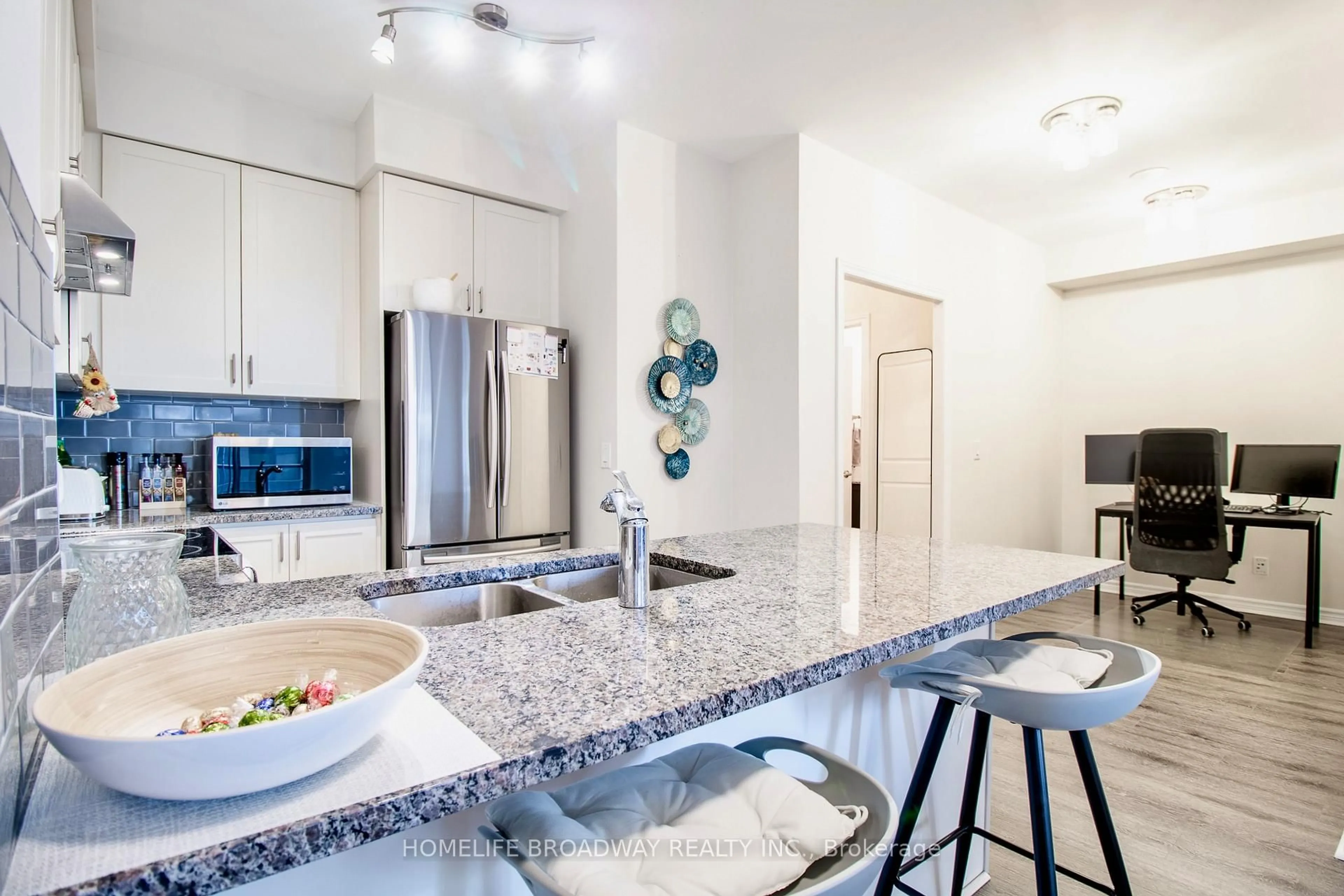 Open concept kitchen, ceramic/tile floor for 9255 Jane St #815, Vaughan Ontario L6A 0K1