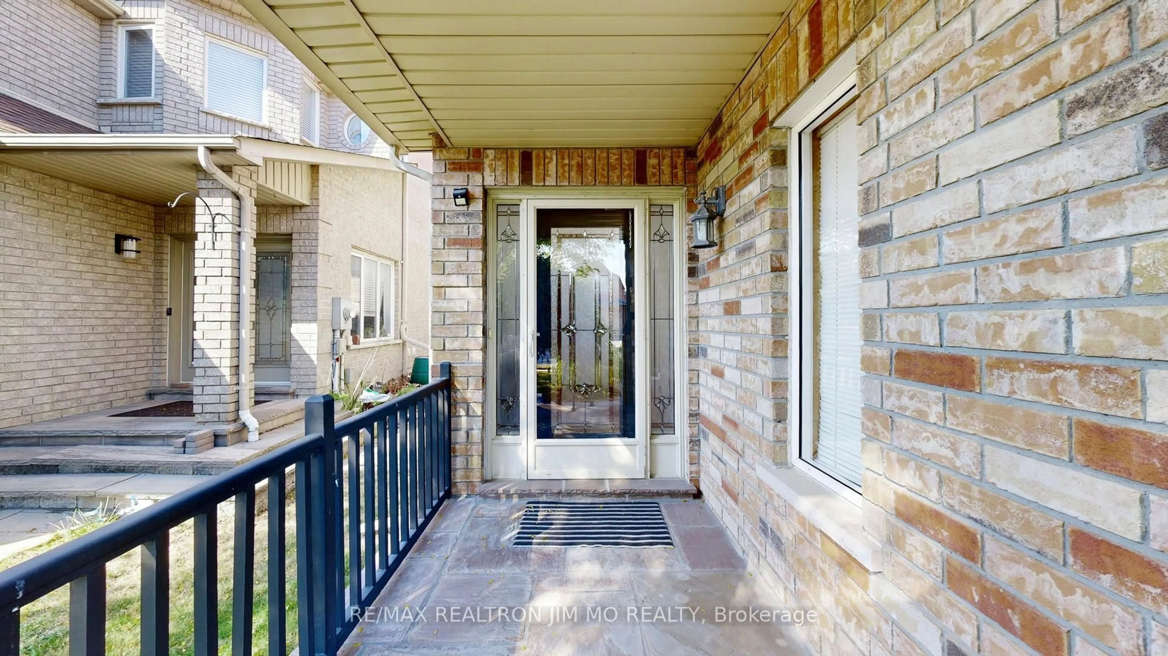 Indoor entryway for 543 Greig Circ, Newmarket Ontario L3Y 8S6