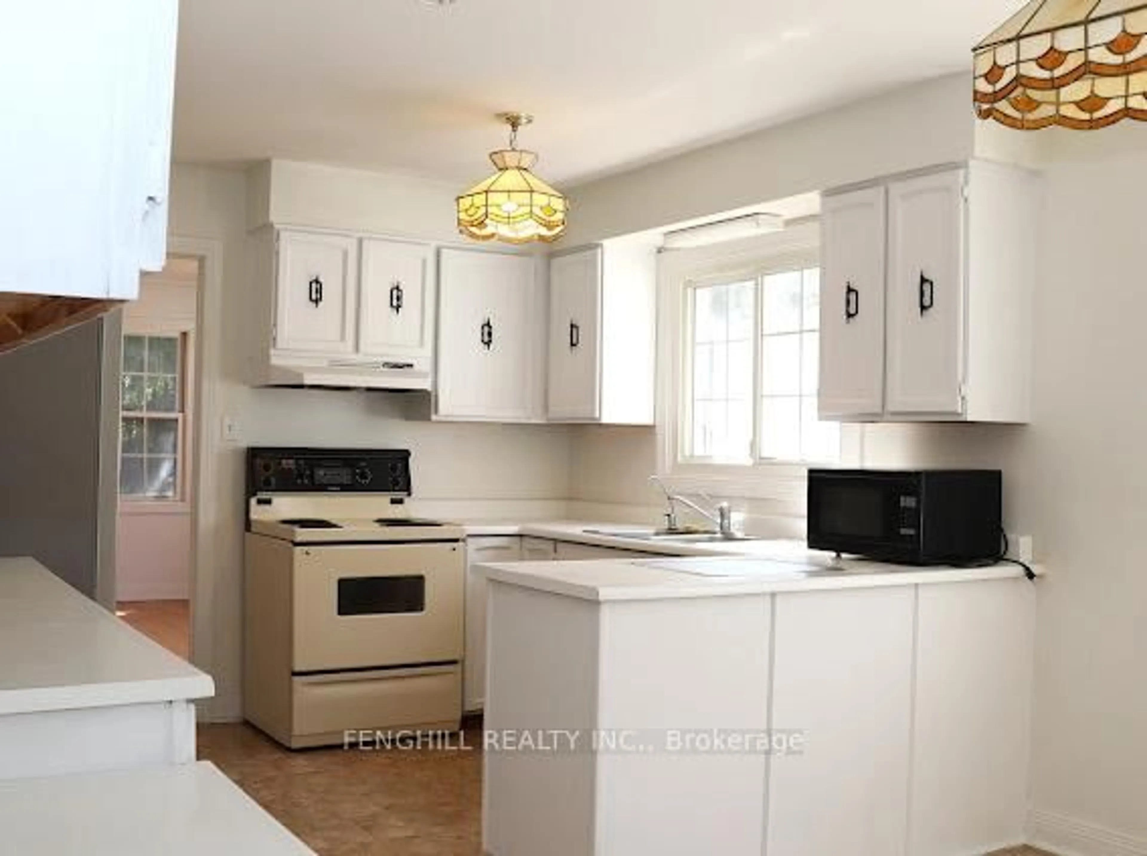 Open concept kitchen, unknown for 8 Blue Grass Dr, Aurora Ontario L4G 6W4