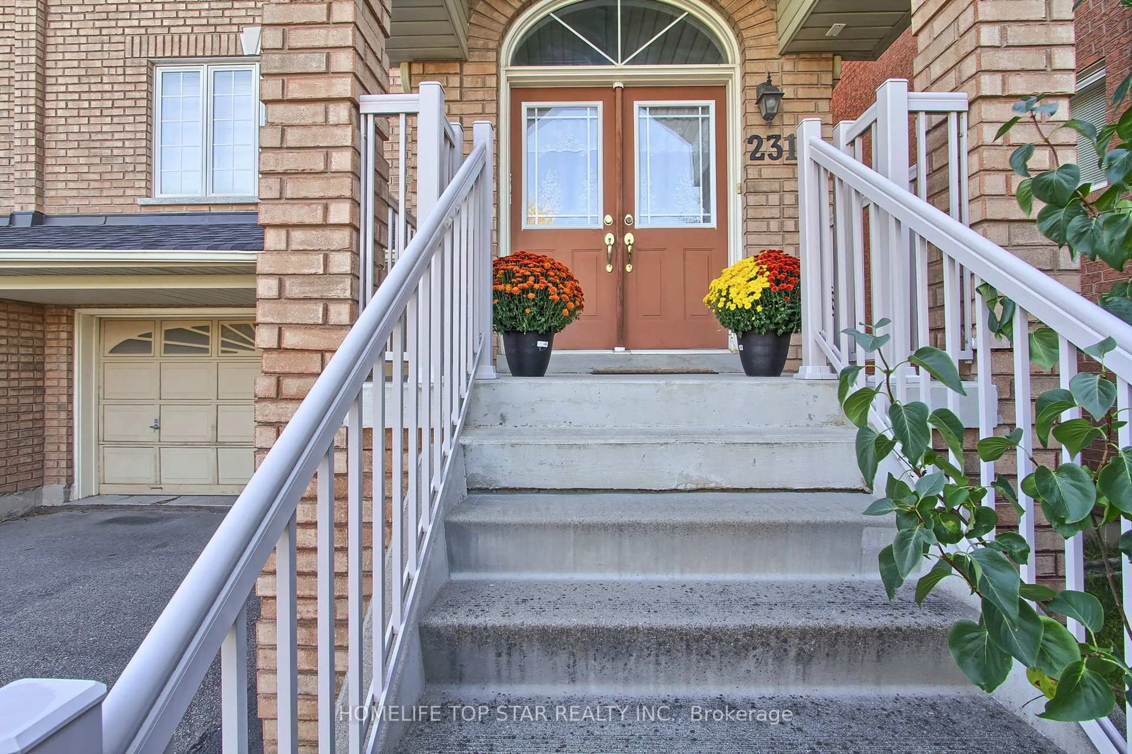 Indoor entryway for 231 Knapton Dr, Newmarket Ontario L3X 3B6