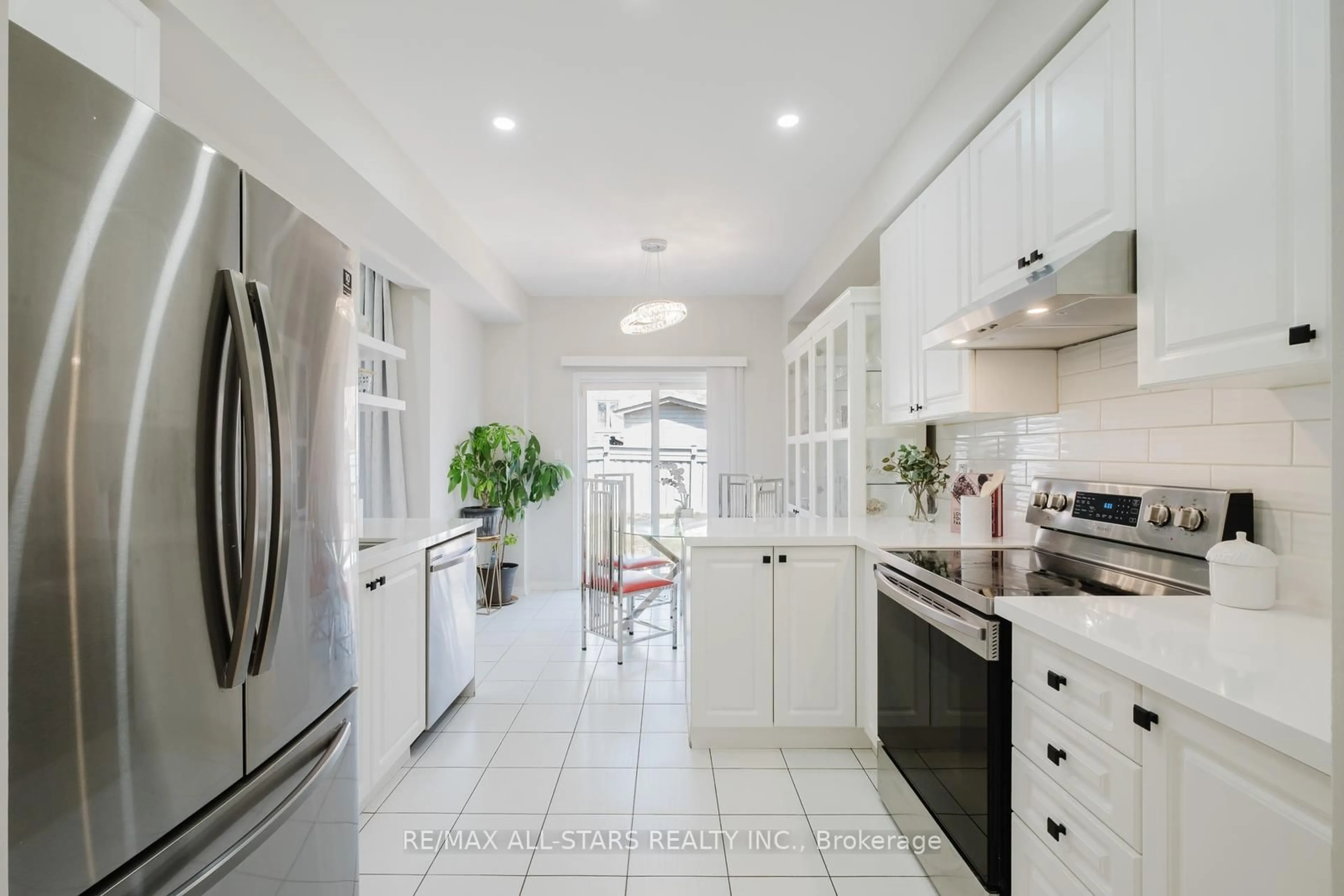 Contemporary kitchen, ceramic/tile floor for 19 Coronet St, Whitchurch-Stouffville Ontario L4A 0X8