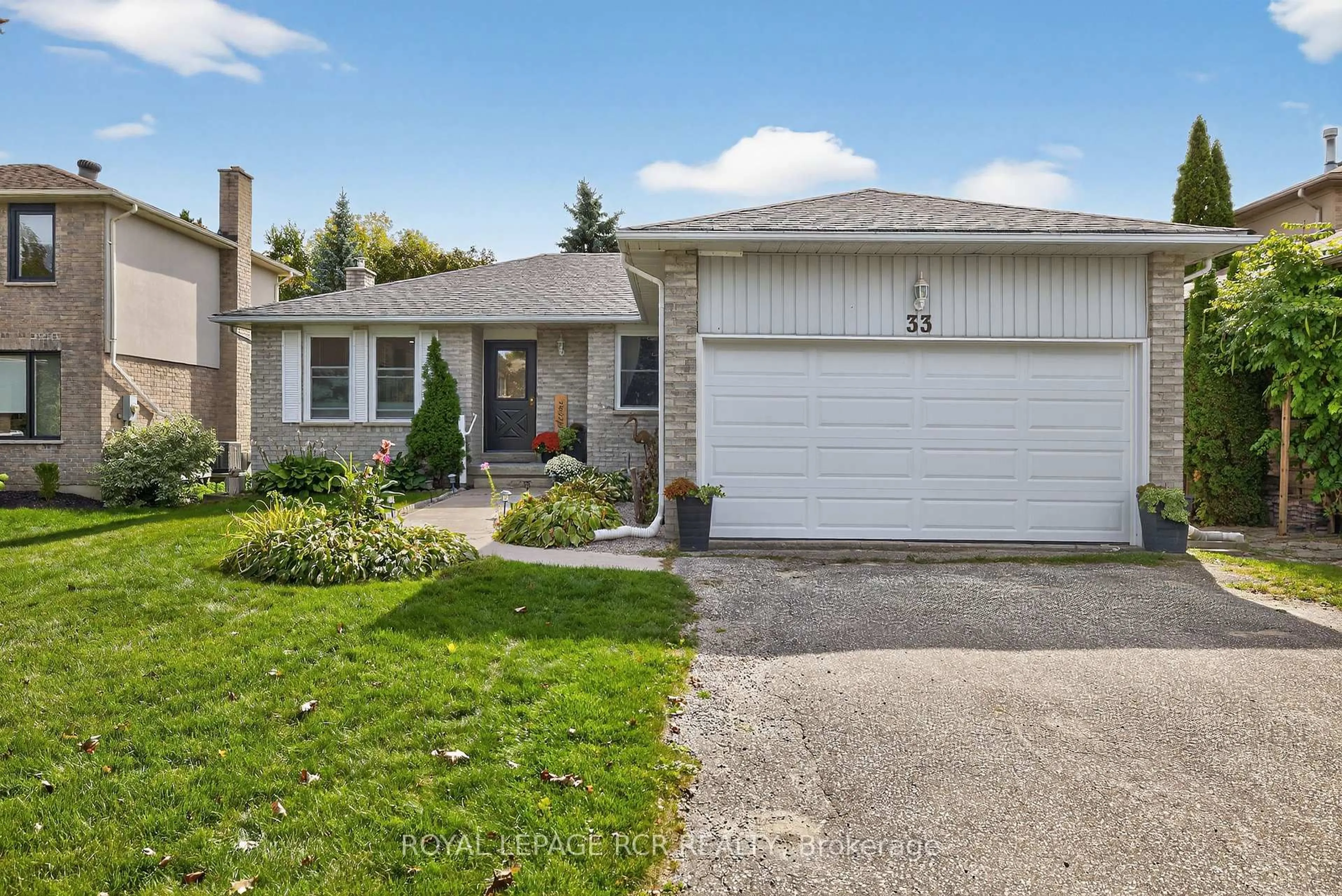 Home with vinyl exterior material, street for 33 Summerhill Rd, East Gwillimbury Ontario L9N 1C6