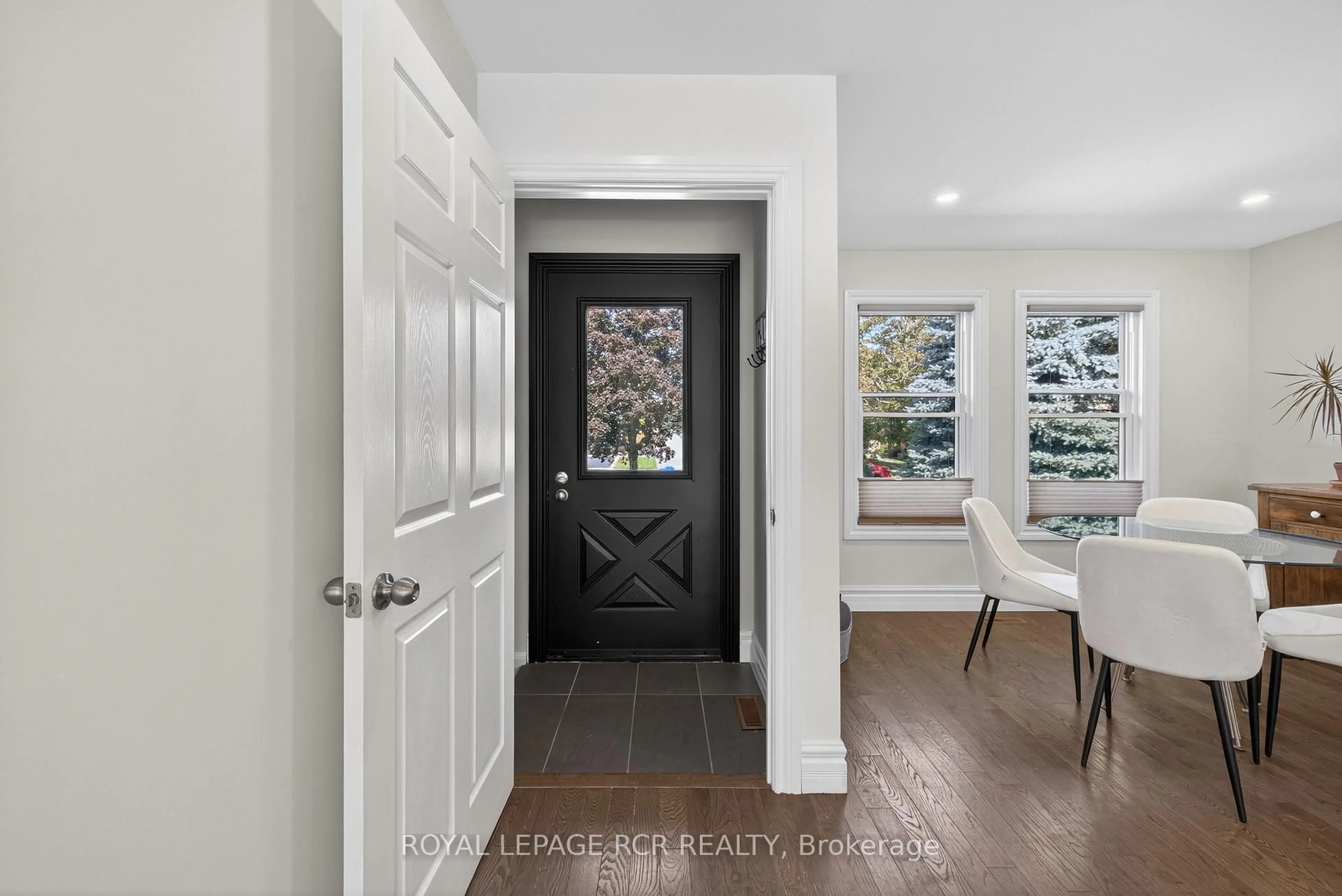 Indoor entryway for 33 Summerhill Rd, East Gwillimbury Ontario L9N 1C6