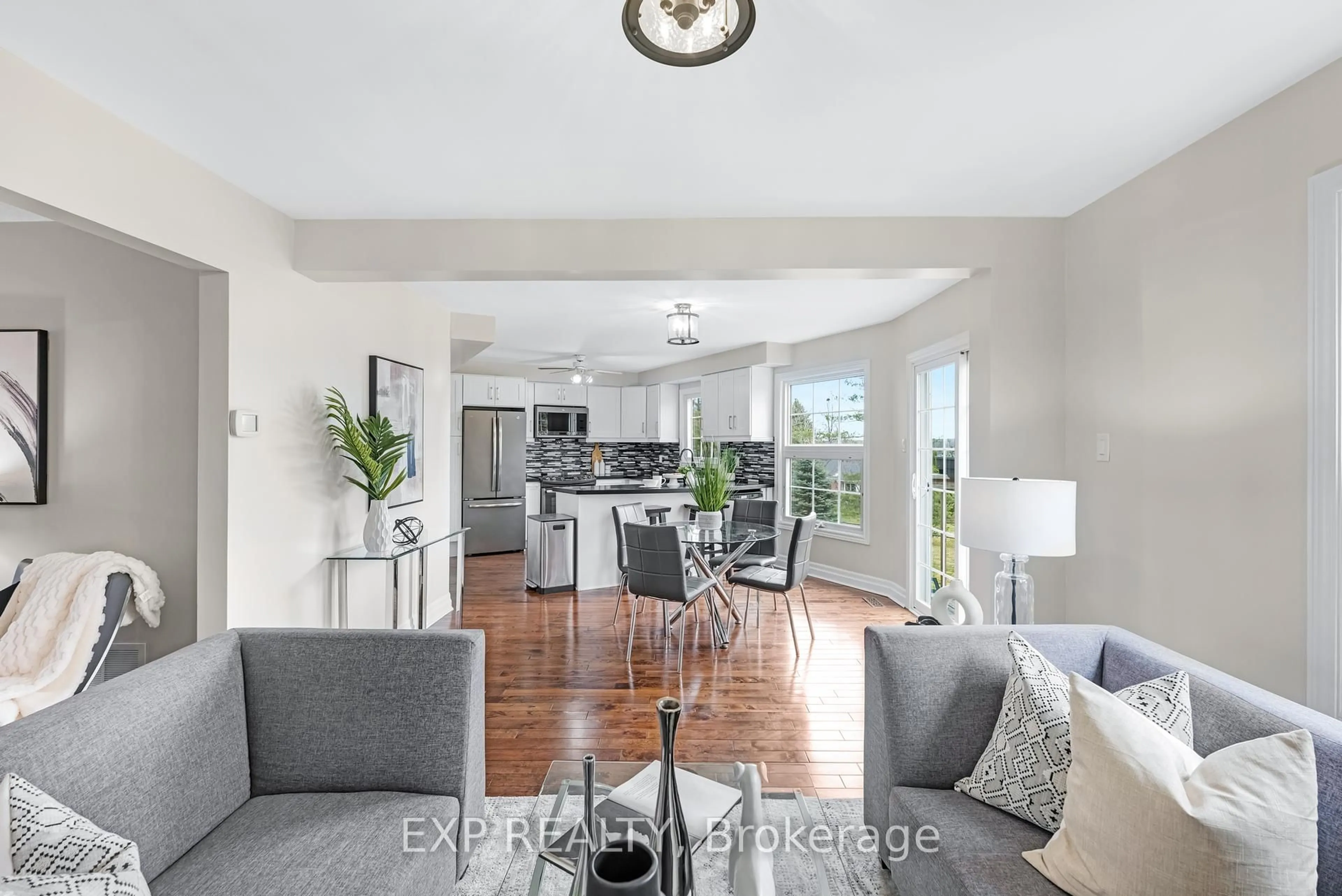 Open concept kitchen, unknown for 6 Adams Crt, Uxbridge Ontario L9P 1G2