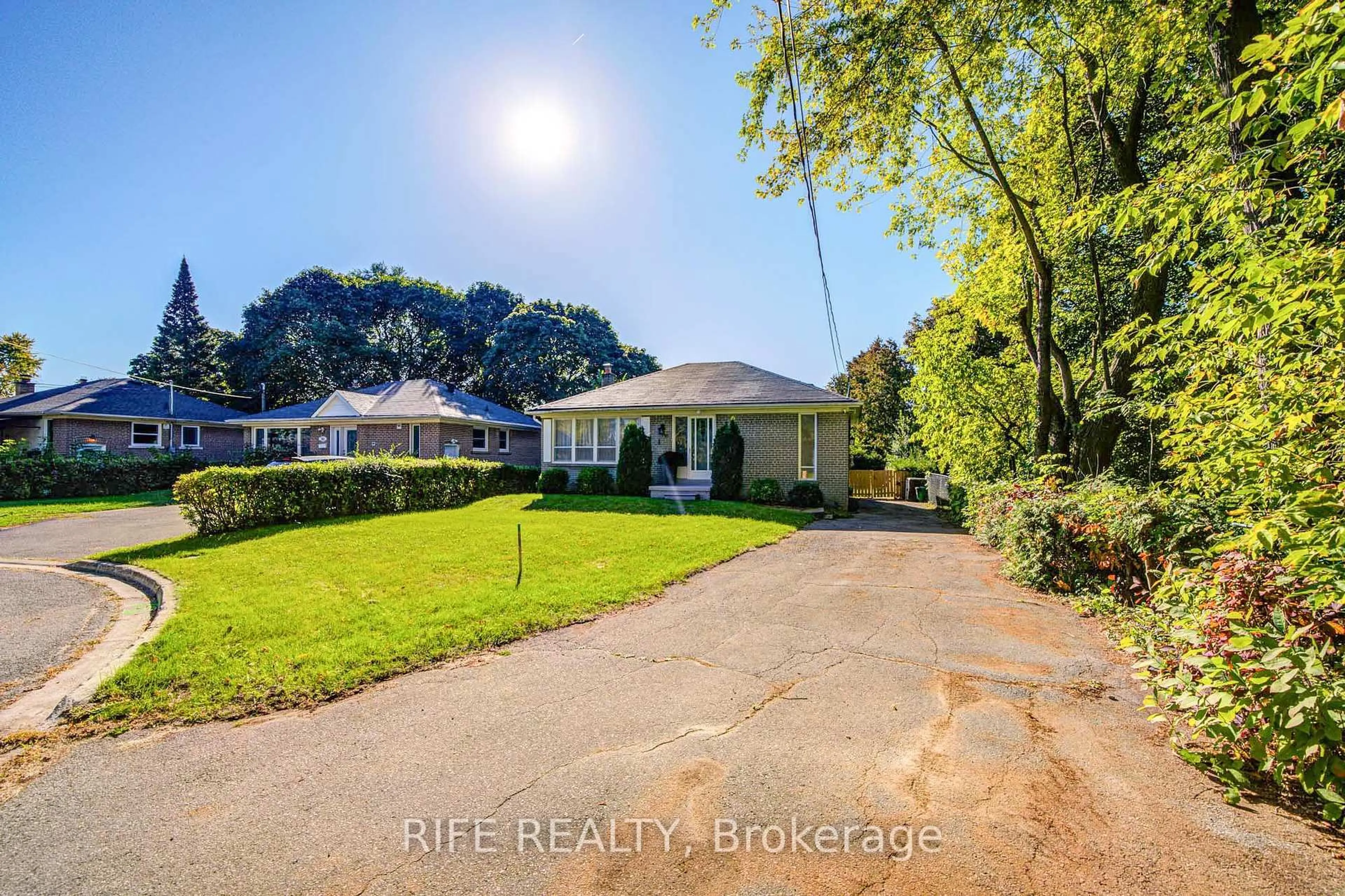 A pic from outside/outdoor area/front of a property/back of a property/a pic from drone, unknown for 306 Wenlock St, Richmond Hill Ontario L4C 1M7