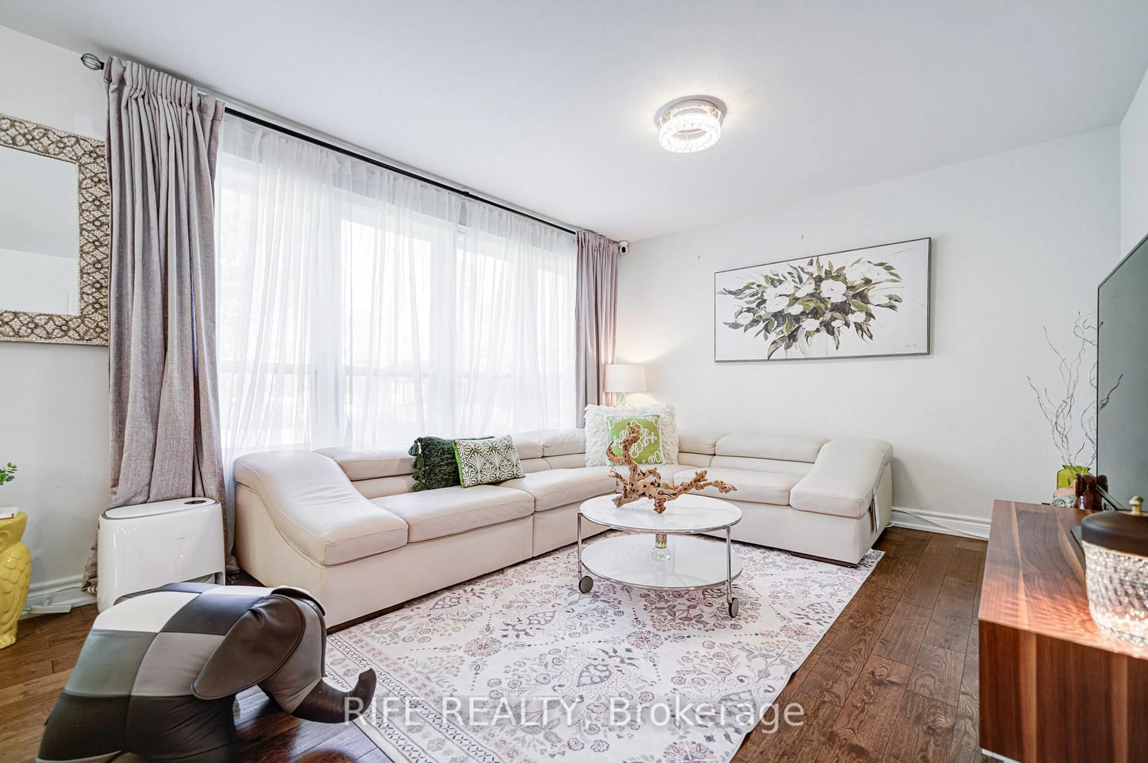 Living room with furniture, wood/laminate floor for 306 Wenlock St, Richmond Hill Ontario L4C 1M7