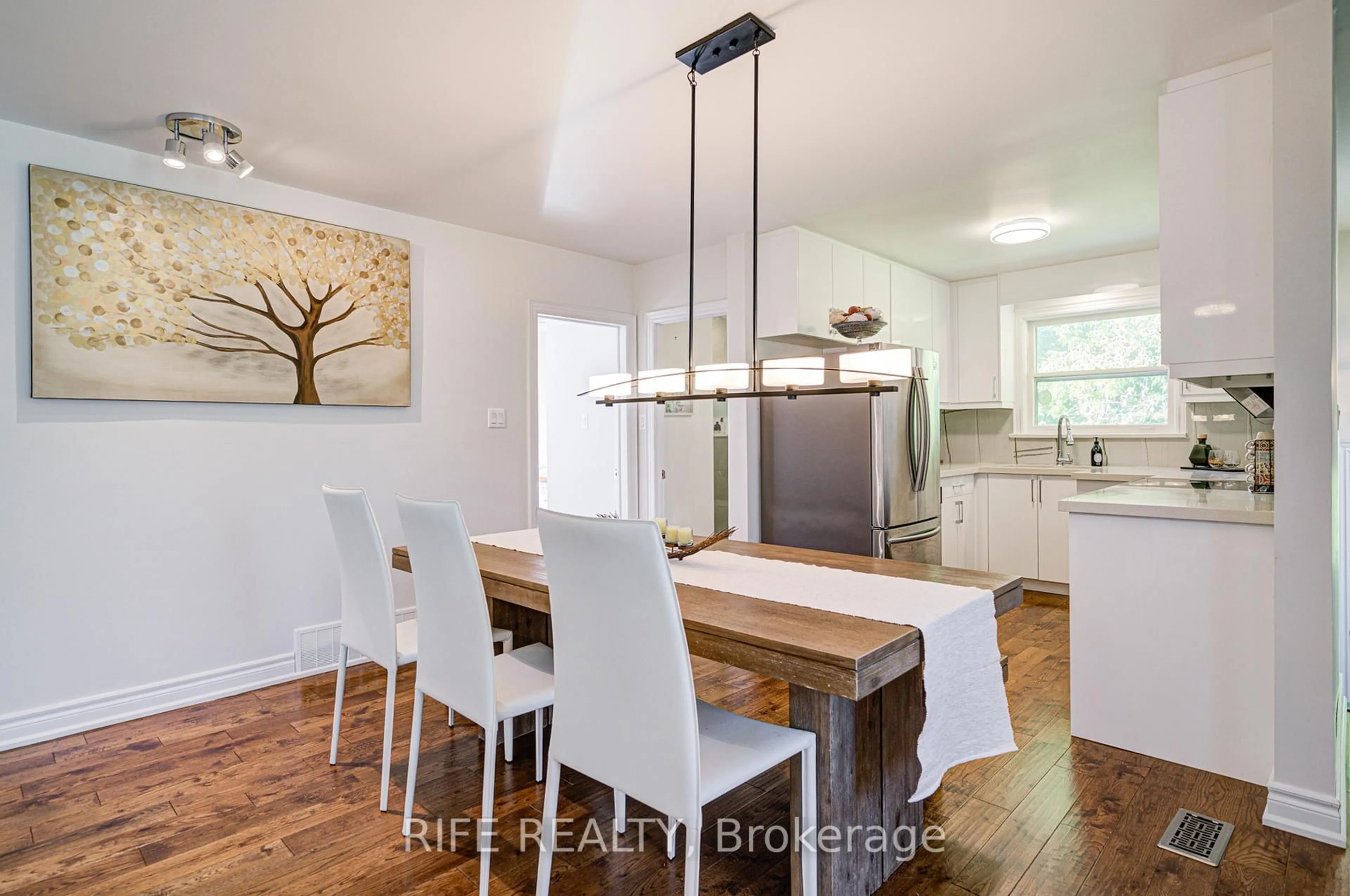 Open concept kitchen, wood/laminate floor for 306 Wenlock St, Richmond Hill Ontario L4C 1M7