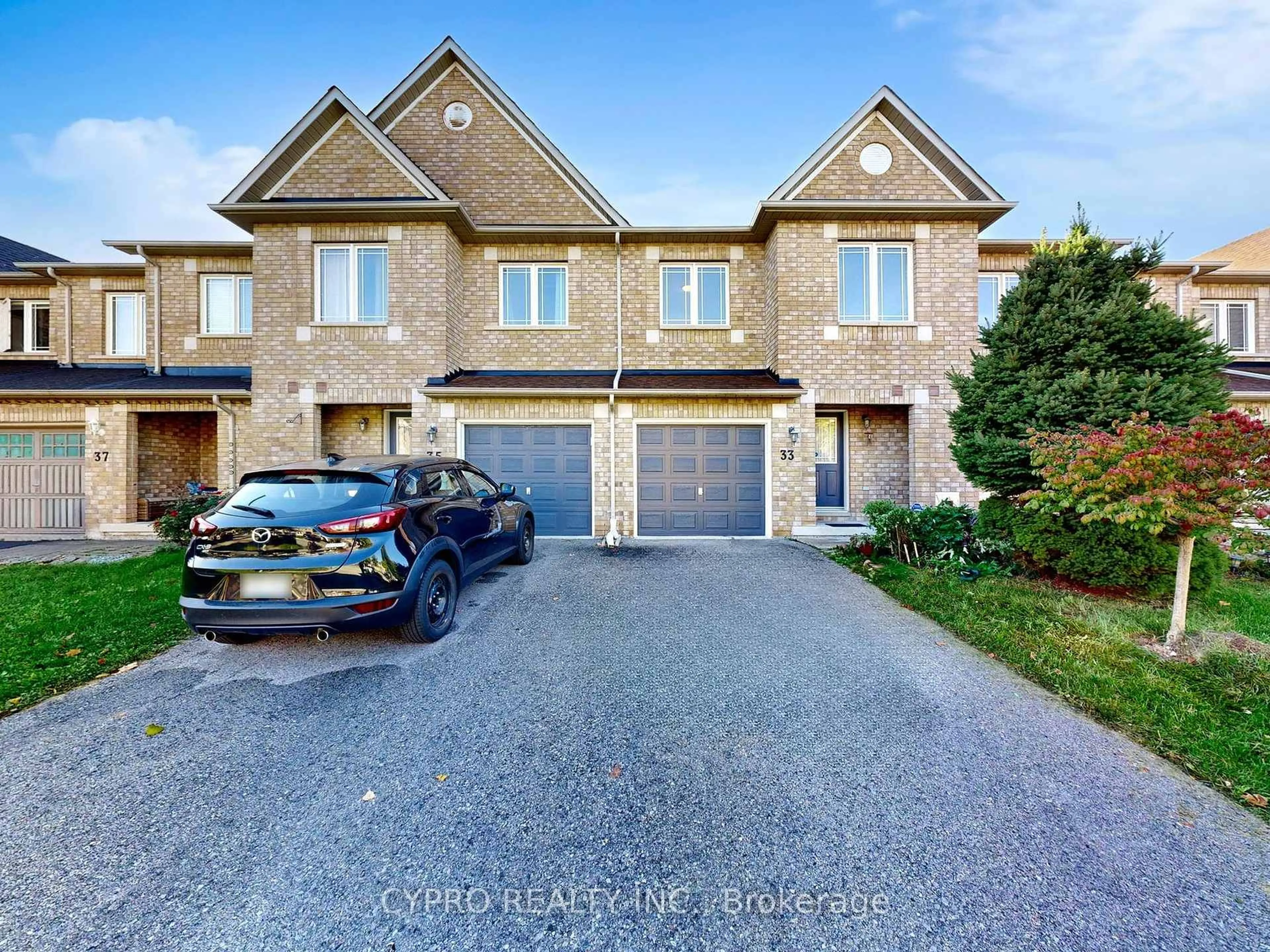 A pic from outside/outdoor area/front of a property/back of a property/a pic from drone, street for 33 Bilbrough St, Aurora Ontario L4G 7W3