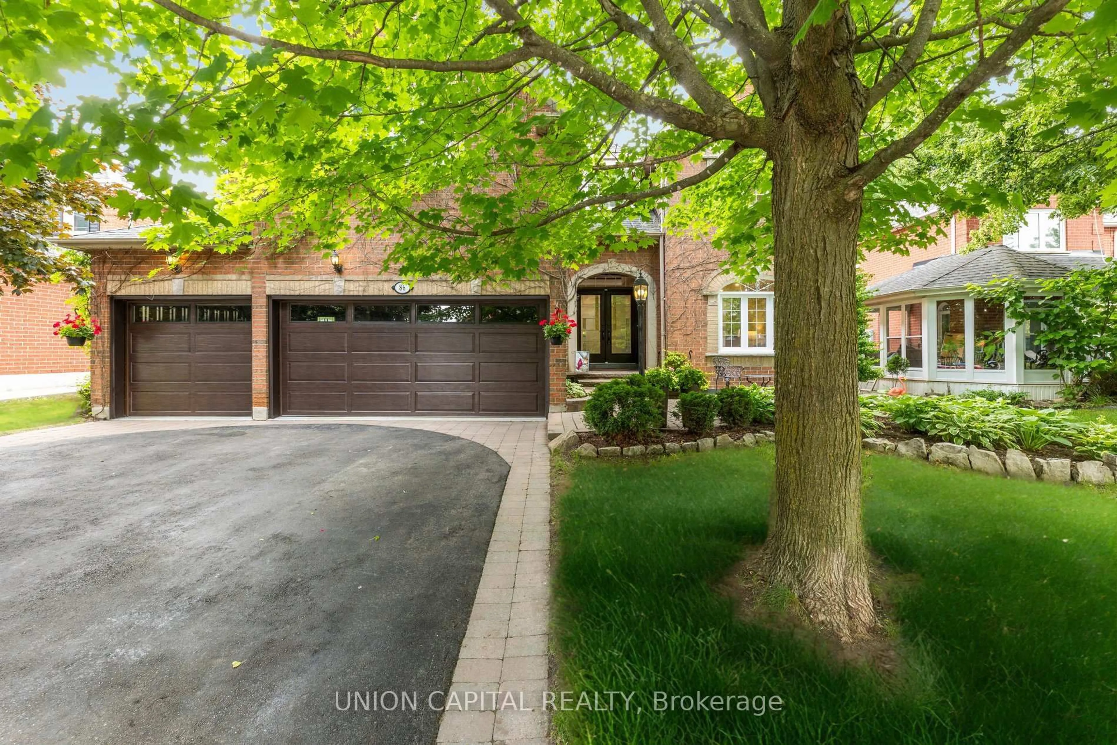 Home with brick exterior material, street for 86 Charing Cres, Aurora Ontario L4G 6P5
