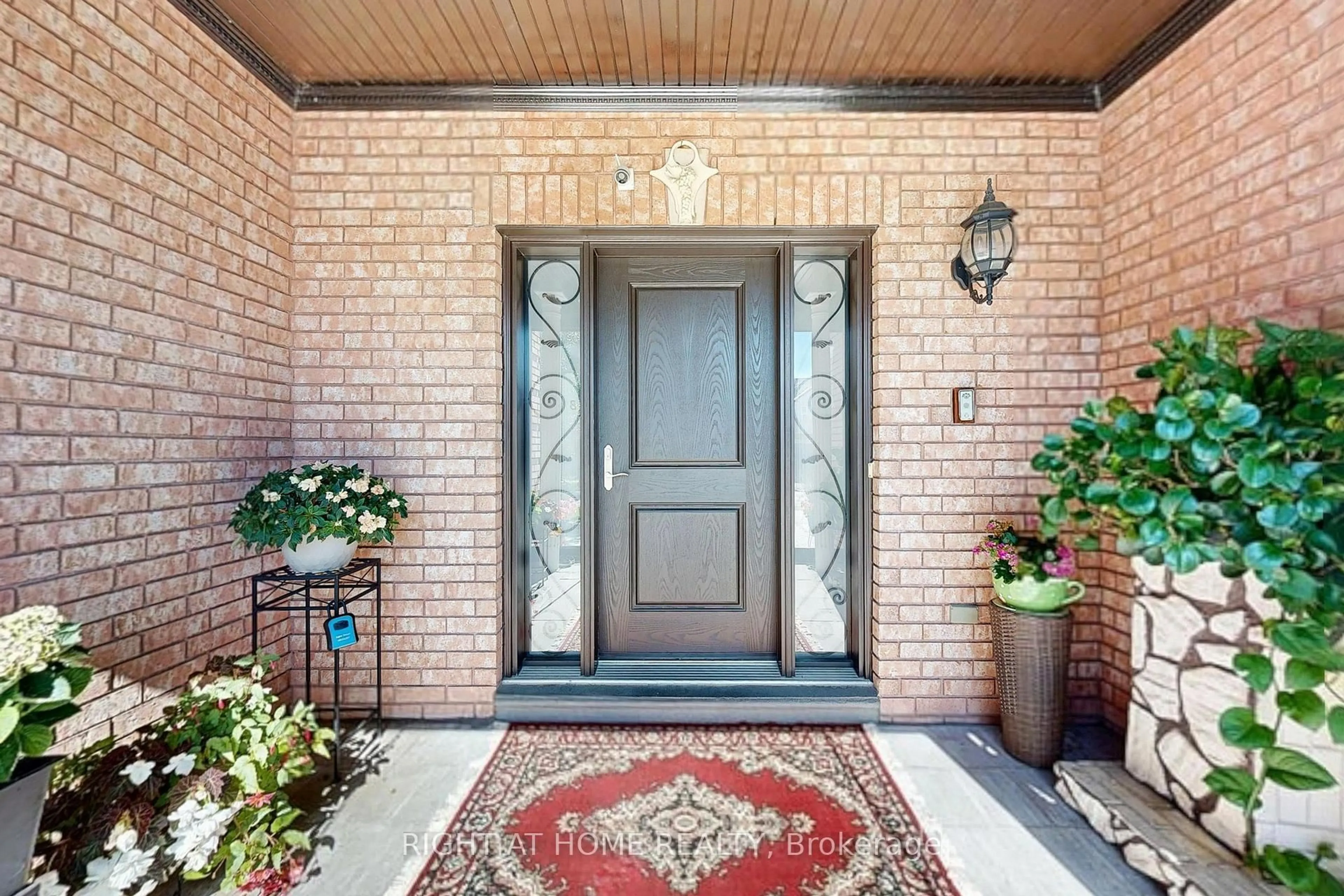 Indoor entryway for 8 Springbrook Dr, Richmond Hill Ontario L4B 3R9