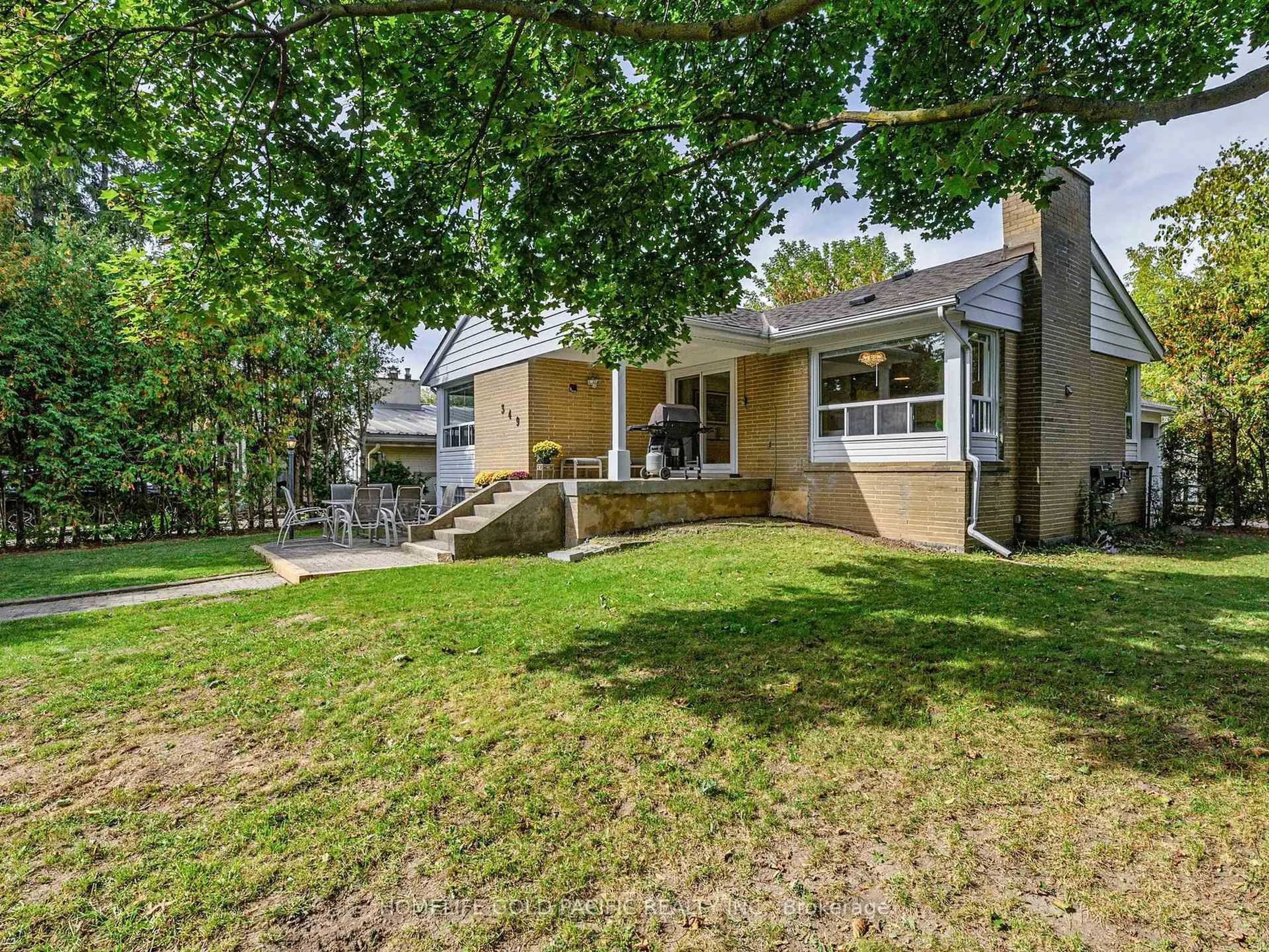 A pic from outside/outdoor area/front of a property/back of a property/a pic from drone, street for 349 Paliser Cres, Richmond Hill Ontario L4C 1R9