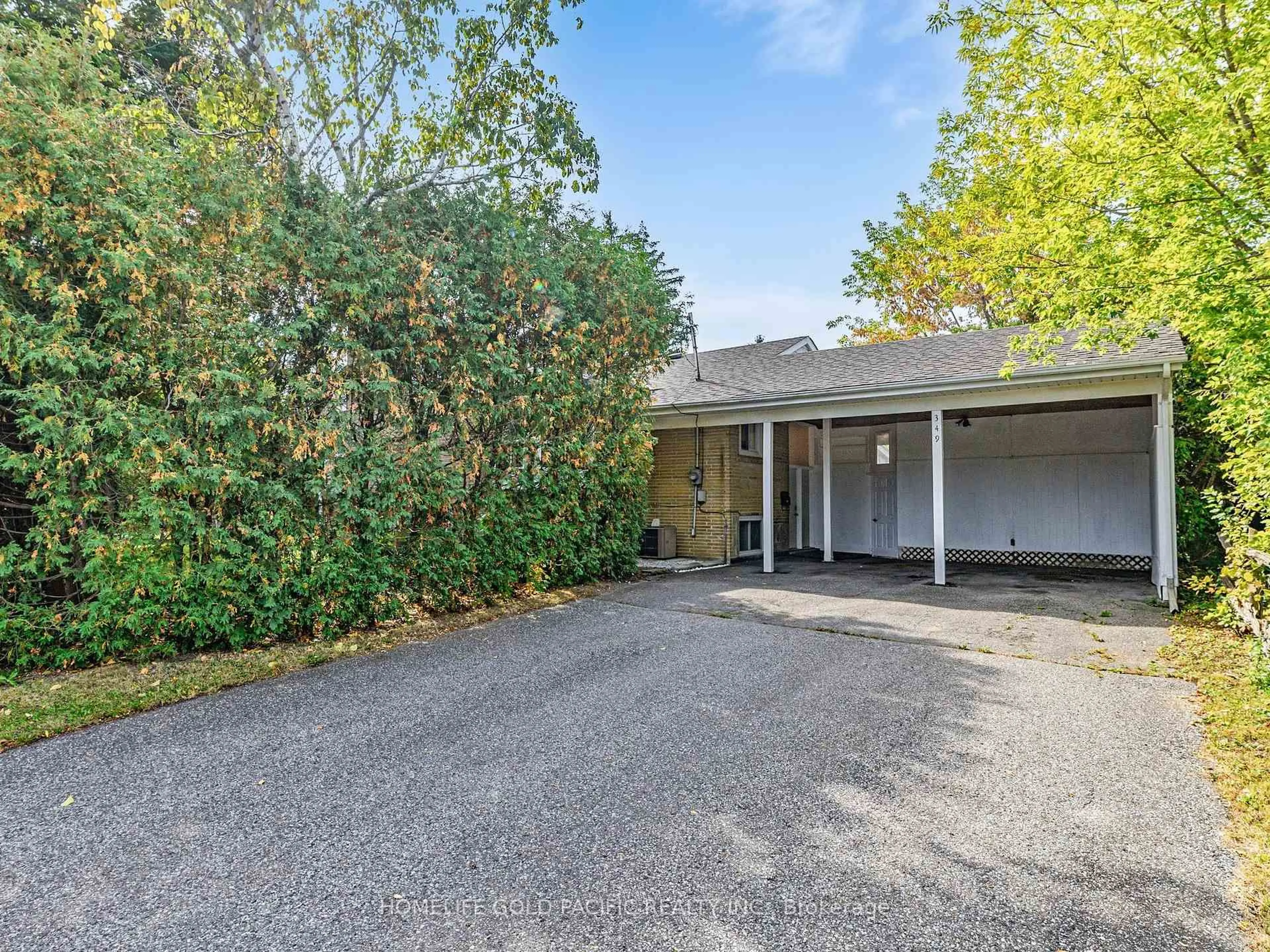 A pic from outside/outdoor area/front of a property/back of a property/a pic from drone, street for 349 Paliser Cres, Richmond Hill Ontario L4C 1R9