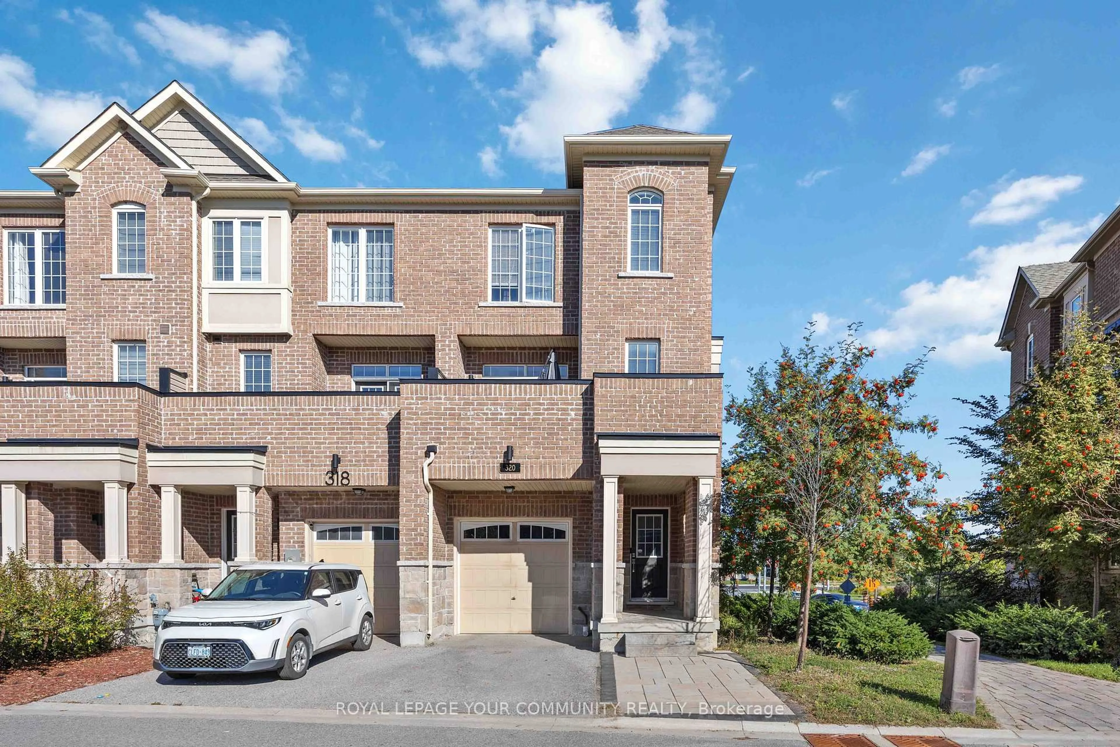 A pic from outside/outdoor area/front of a property/back of a property/a pic from drone, street for 320 Clay Stones St, Newmarket Ontario L3X 0M1