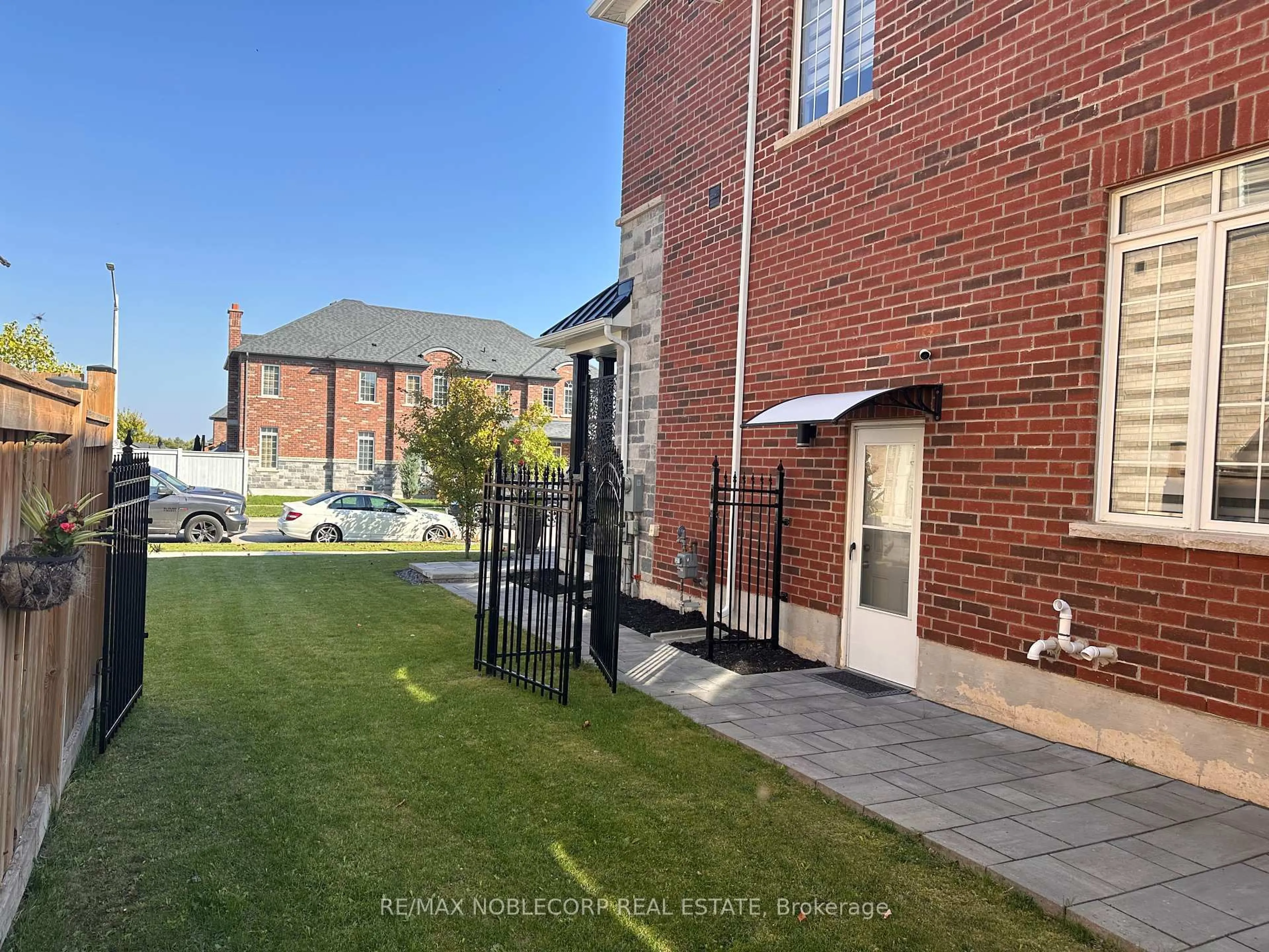 A pic from outside/outdoor area/front of a property/back of a property/a pic from drone, street for 68 Inverness Way, Bradford West Gwillimbury Ontario L3Z 0W5