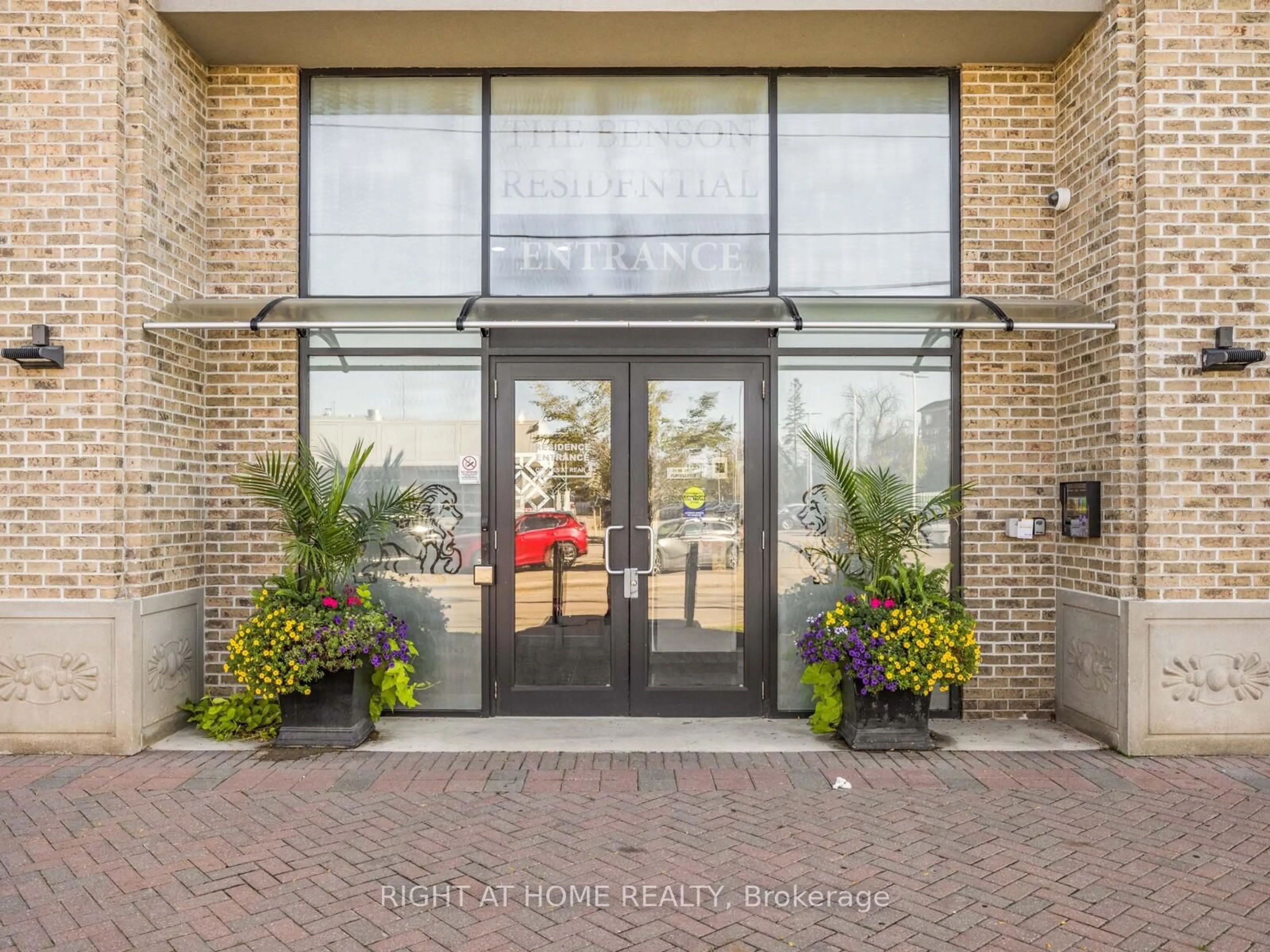 Indoor entryway for 10376 Yonge St #406, Richmond Hill Ontario L4C 3B8