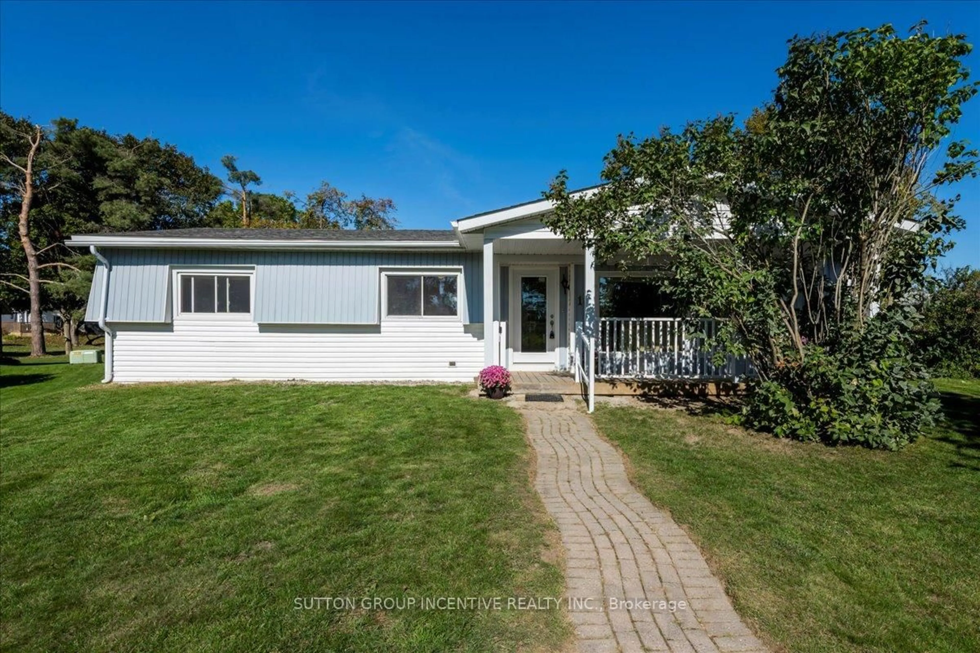 A pic from outside/outdoor area/front of a property/back of a property/a pic from drone, street for 10 Mimosa Cres, Innisfil Ontario L9S 1P9