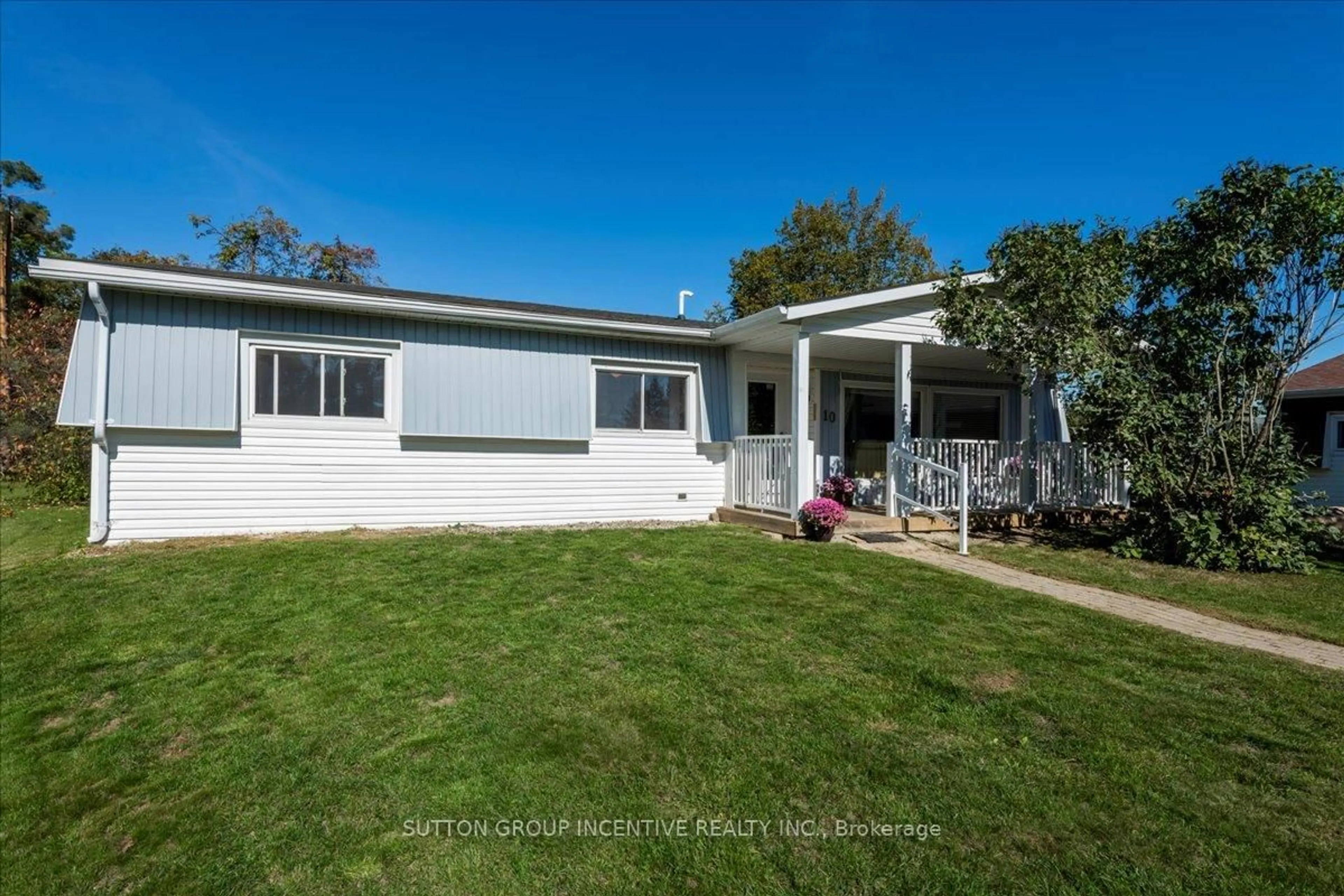 A pic from outside/outdoor area/front of a property/back of a property/a pic from drone, street for 10 Mimosa Cres, Innisfil Ontario L9S 1P9