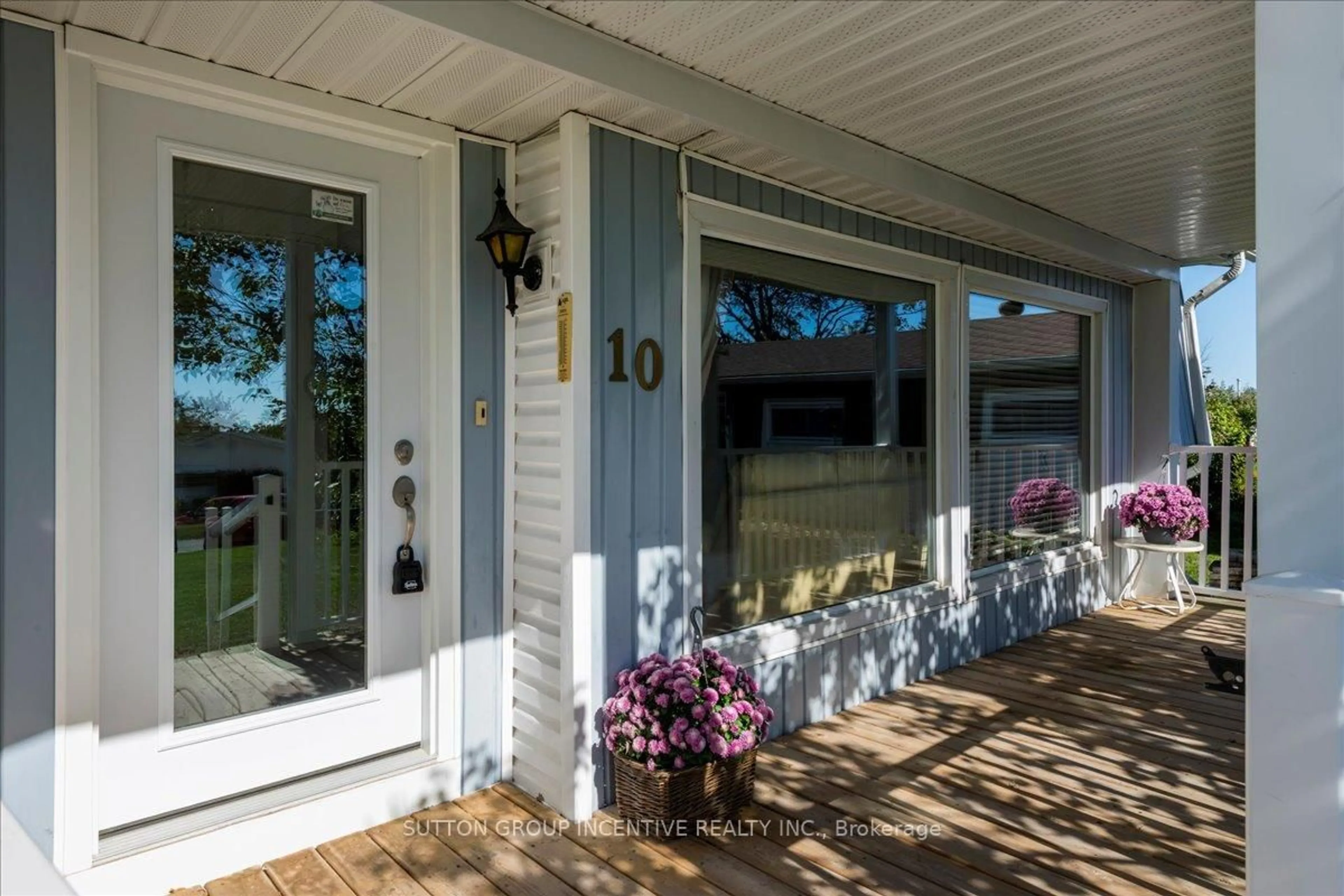 Indoor entryway for 10 Mimosa Cres, Innisfil Ontario L9S 1P9