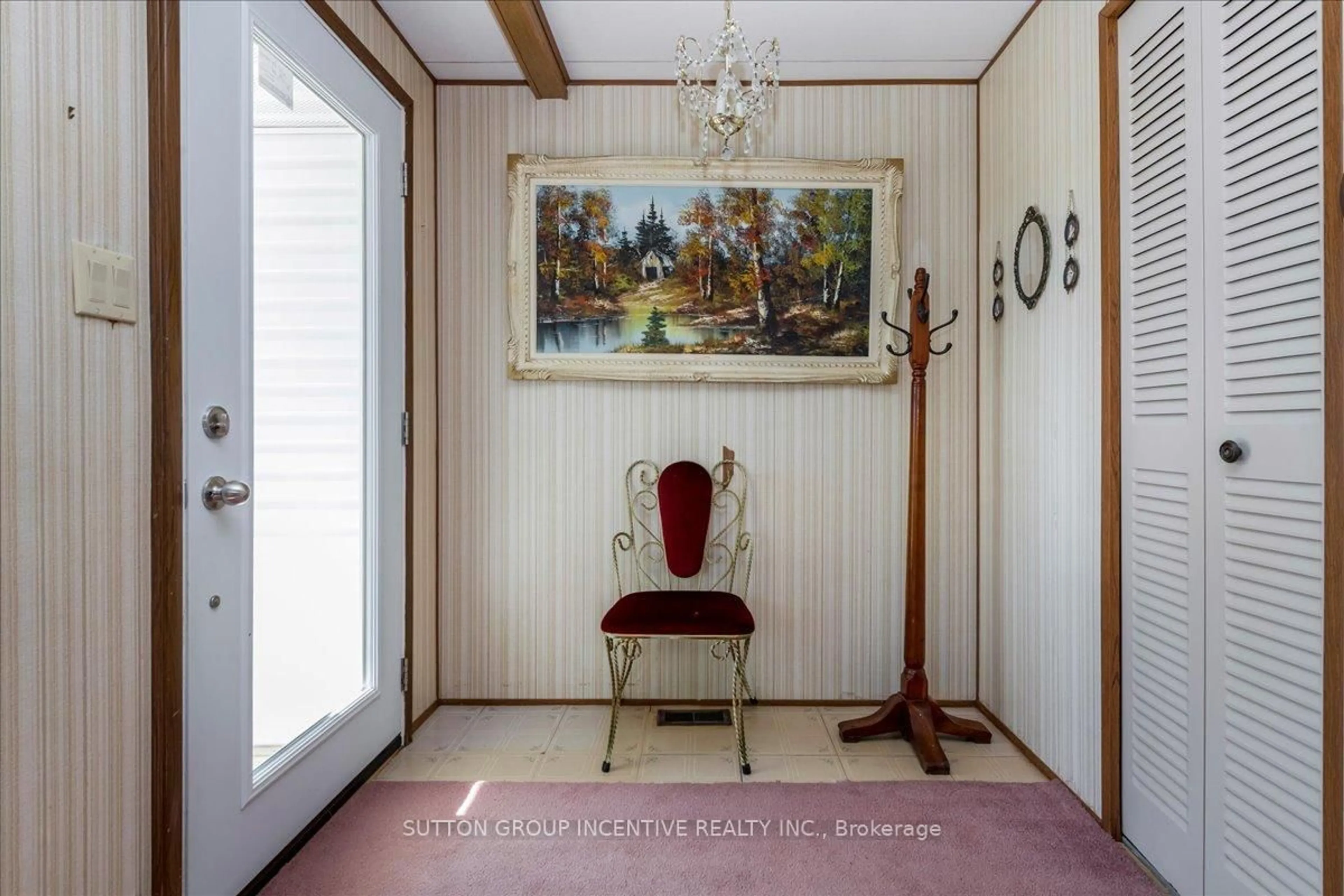 Indoor foyer for 10 Mimosa Cres, Innisfil Ontario L9S 1P9