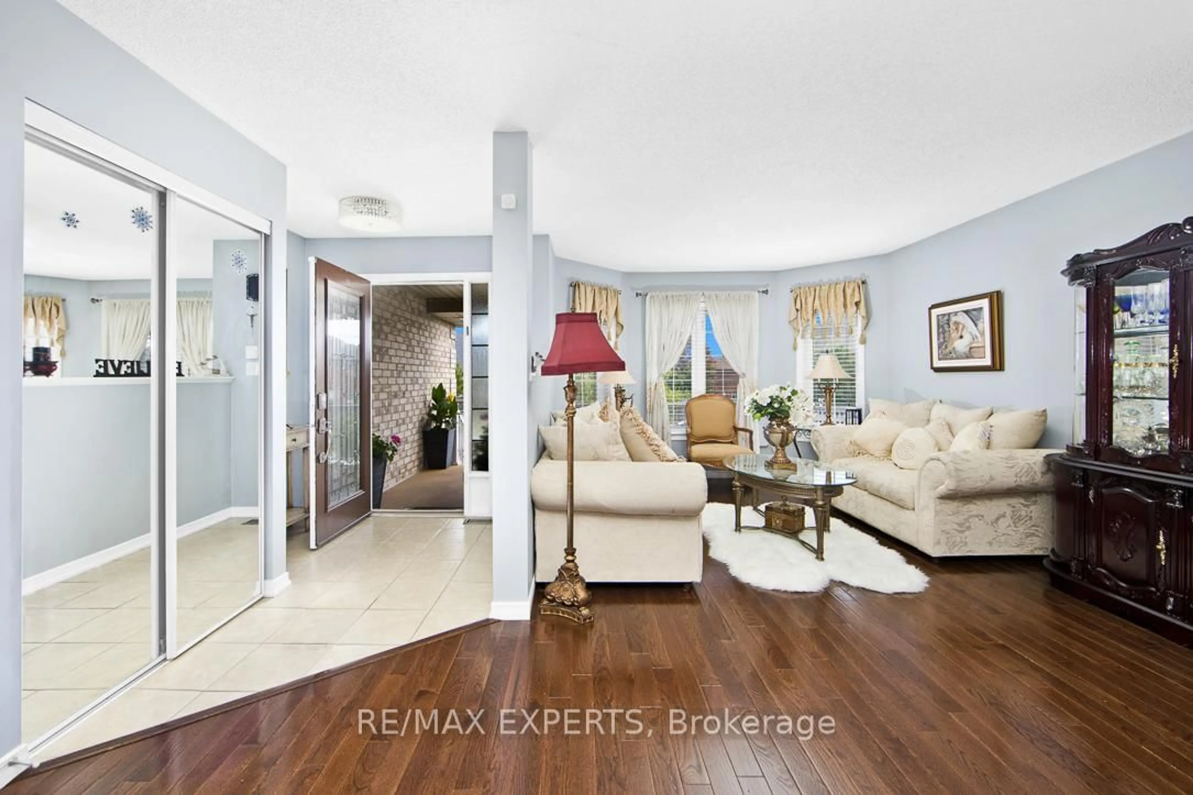 Indoor entryway for 2184 Nevils St, Innisfil Ontario L9S 0E1