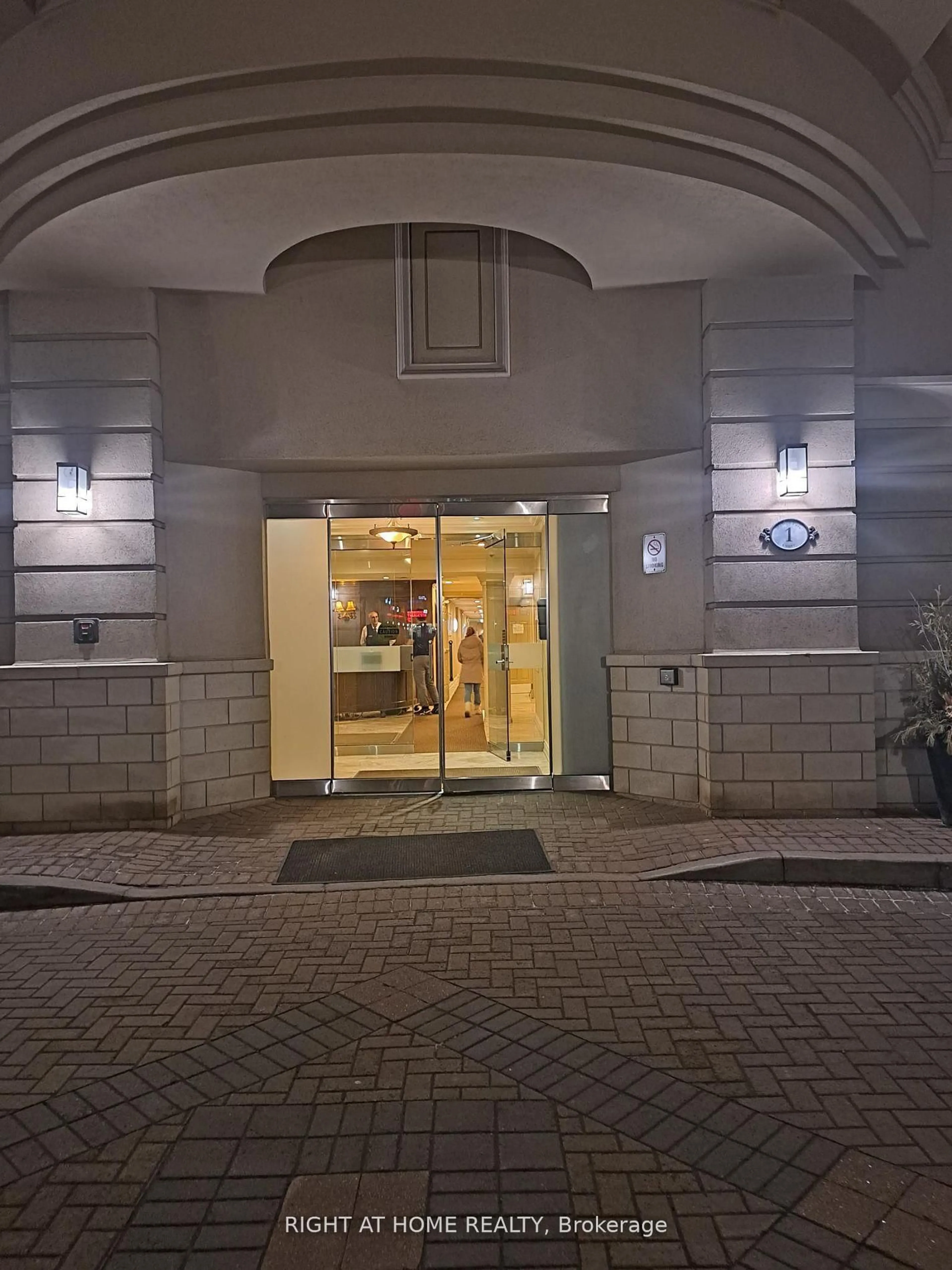 Indoor foyer for 1 Maison Parc Crt #704, Vaughan Ontario L4J 9K1
