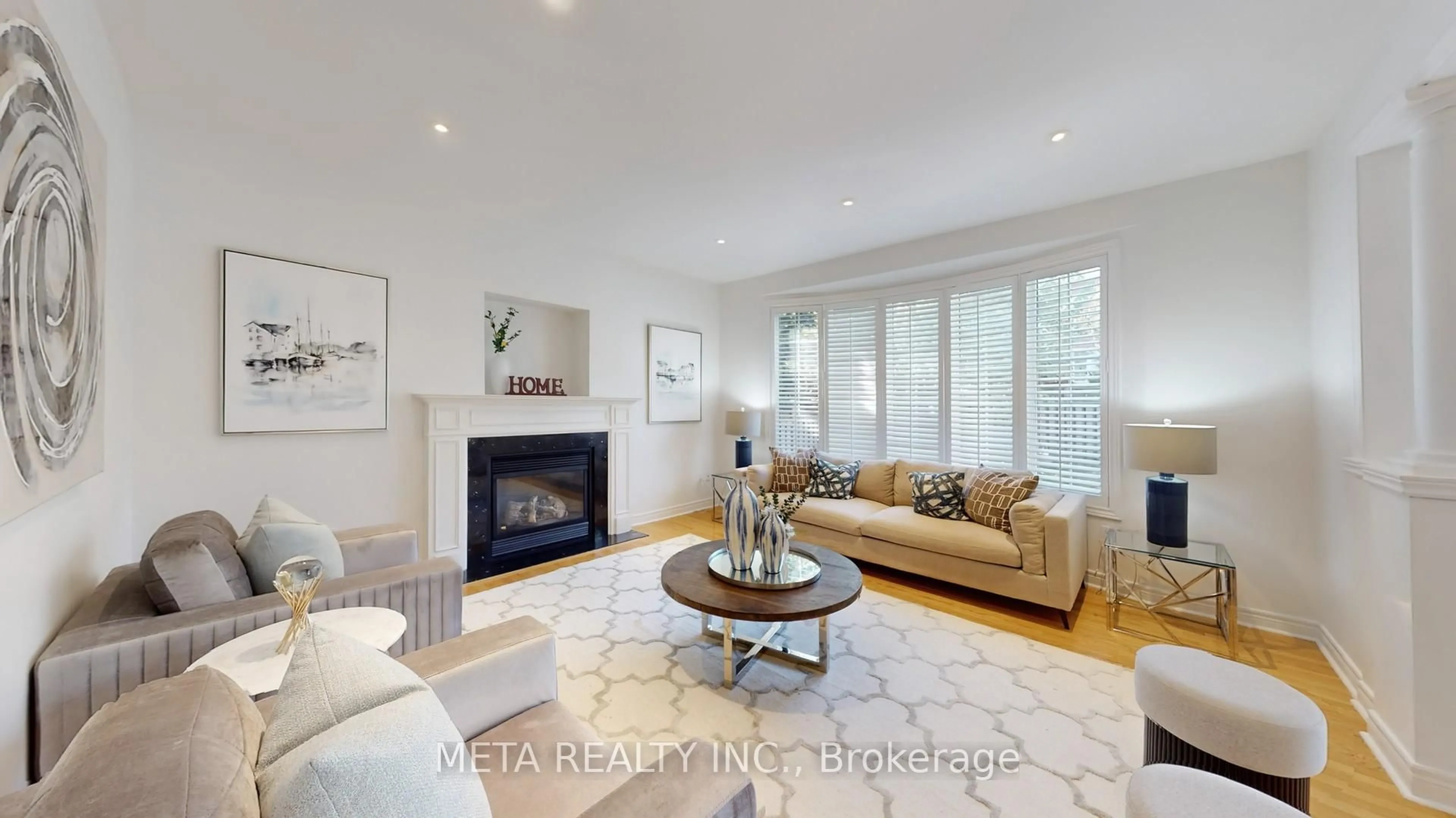 Living room with furniture, unknown for 188 Willis Dr, Aurora Ontario L4G 7M2