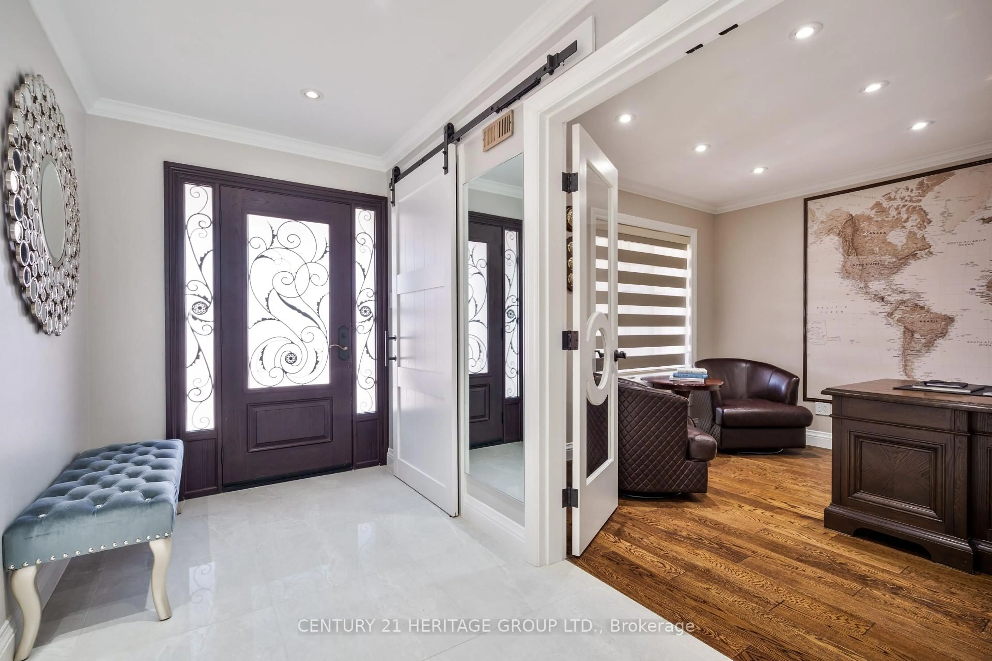 Indoor entryway for 20 Fox Run Lane, Bradford West Gwillimbury Ontario L3Z 2Z3