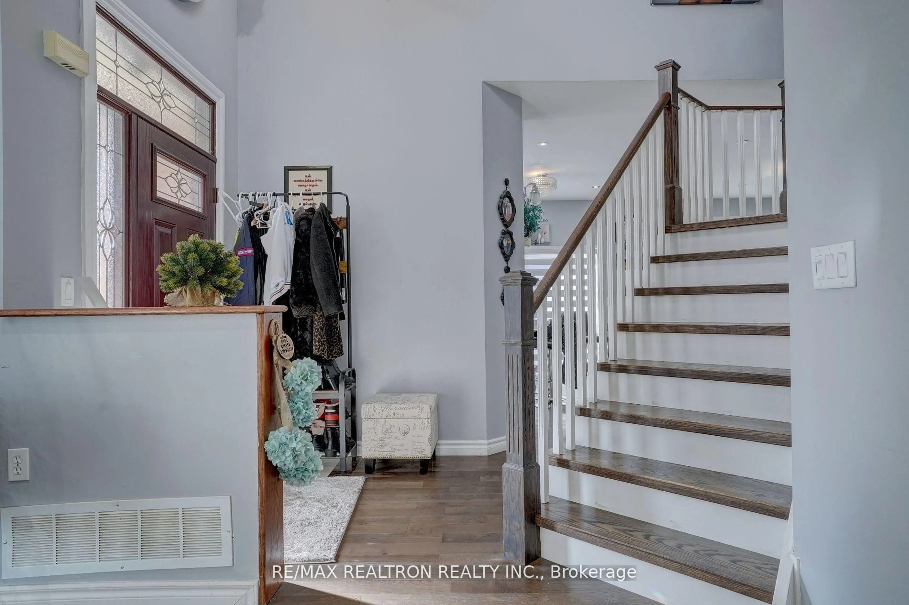 Indoor entryway for 2 Mccaul St, Markham Ontario L6C 2E5