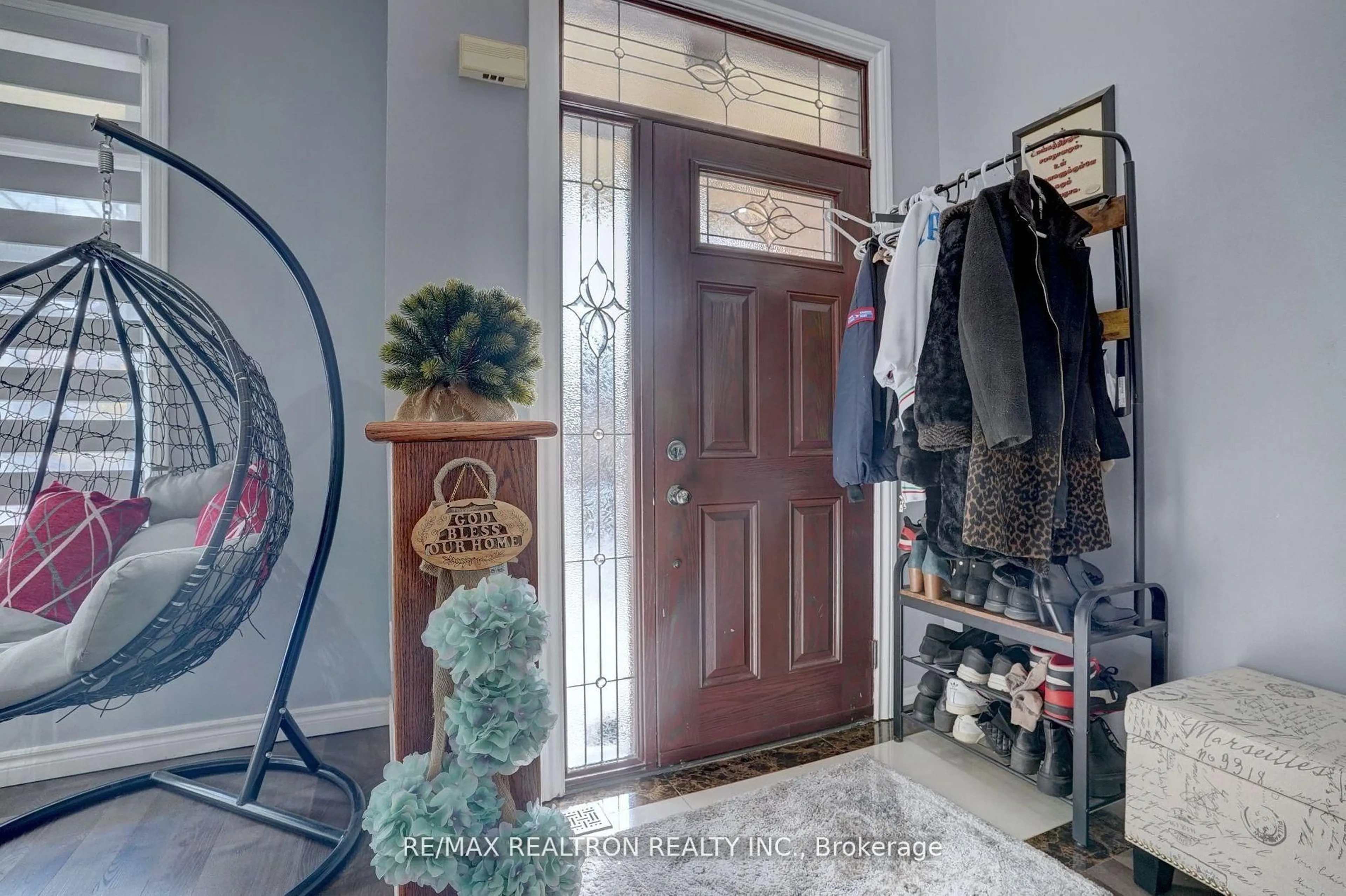 Indoor entryway for 2 Mccaul St, Markham Ontario L6C 2E5