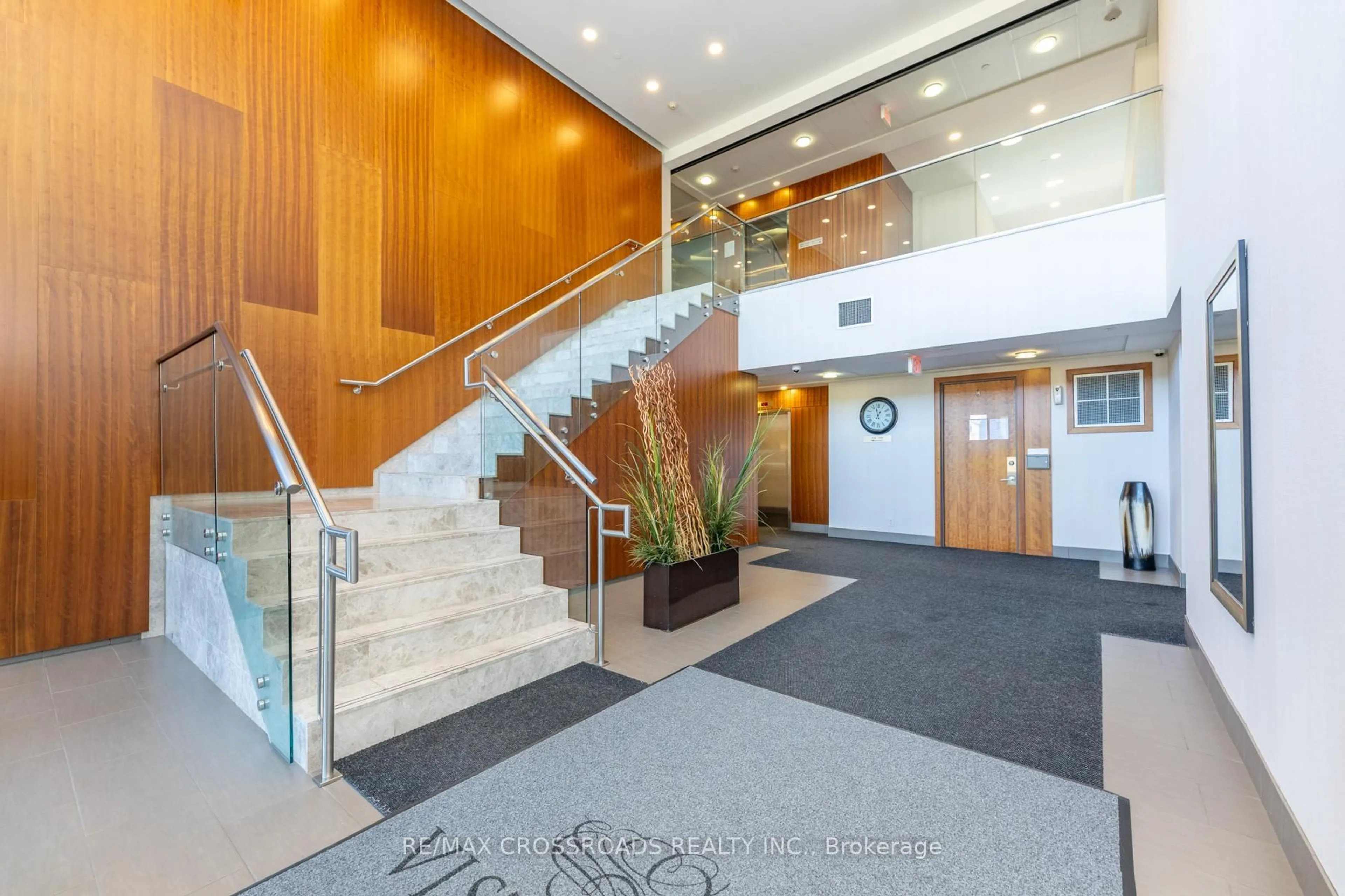Indoor foyer for 4700 Highway 7 Rd #610, Vaughan Ontario L4L 0B3