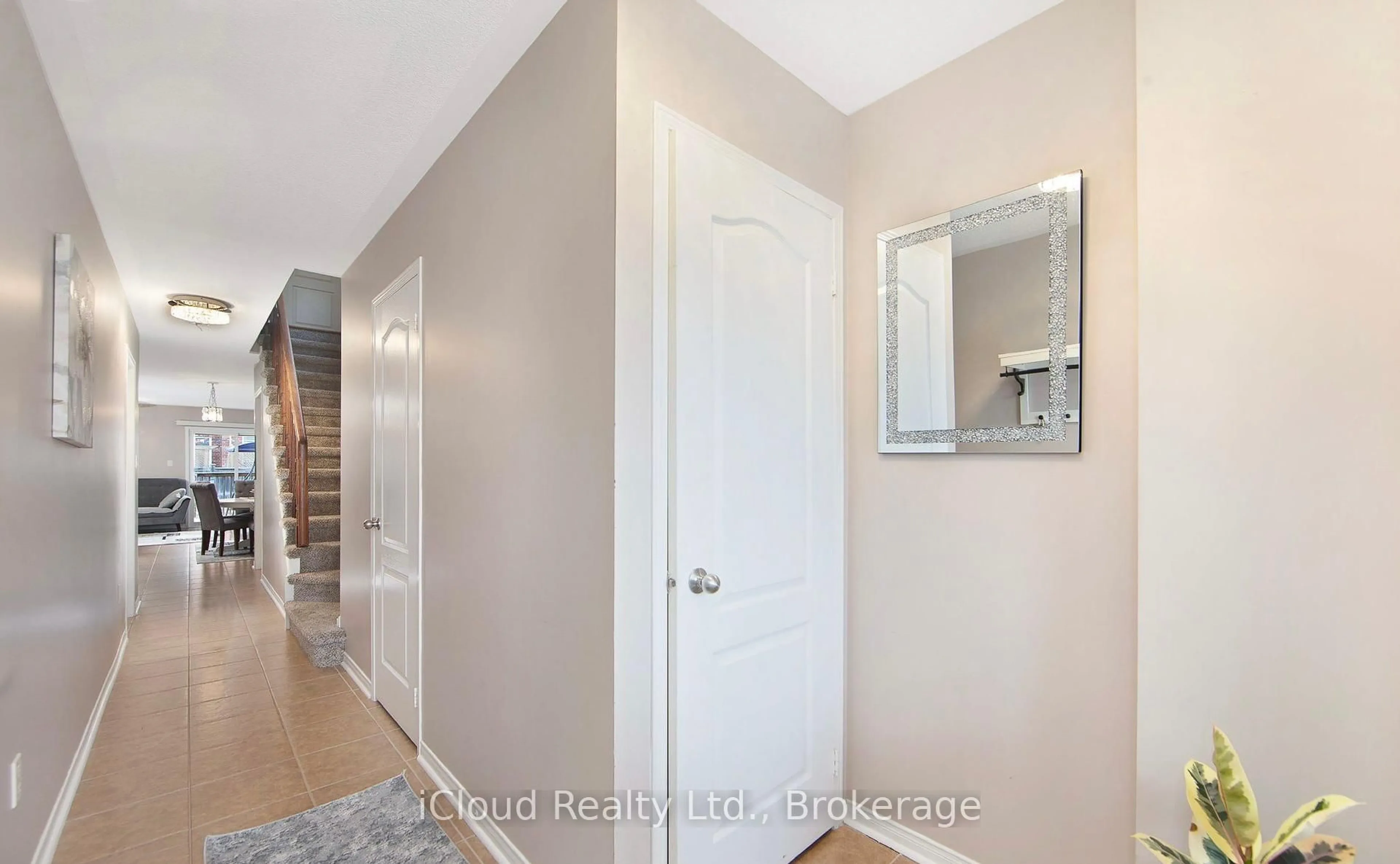 Indoor entryway for 18 Meadowhawk Tr, Bradford West Gwillimbury Ontario L3Z 0E6