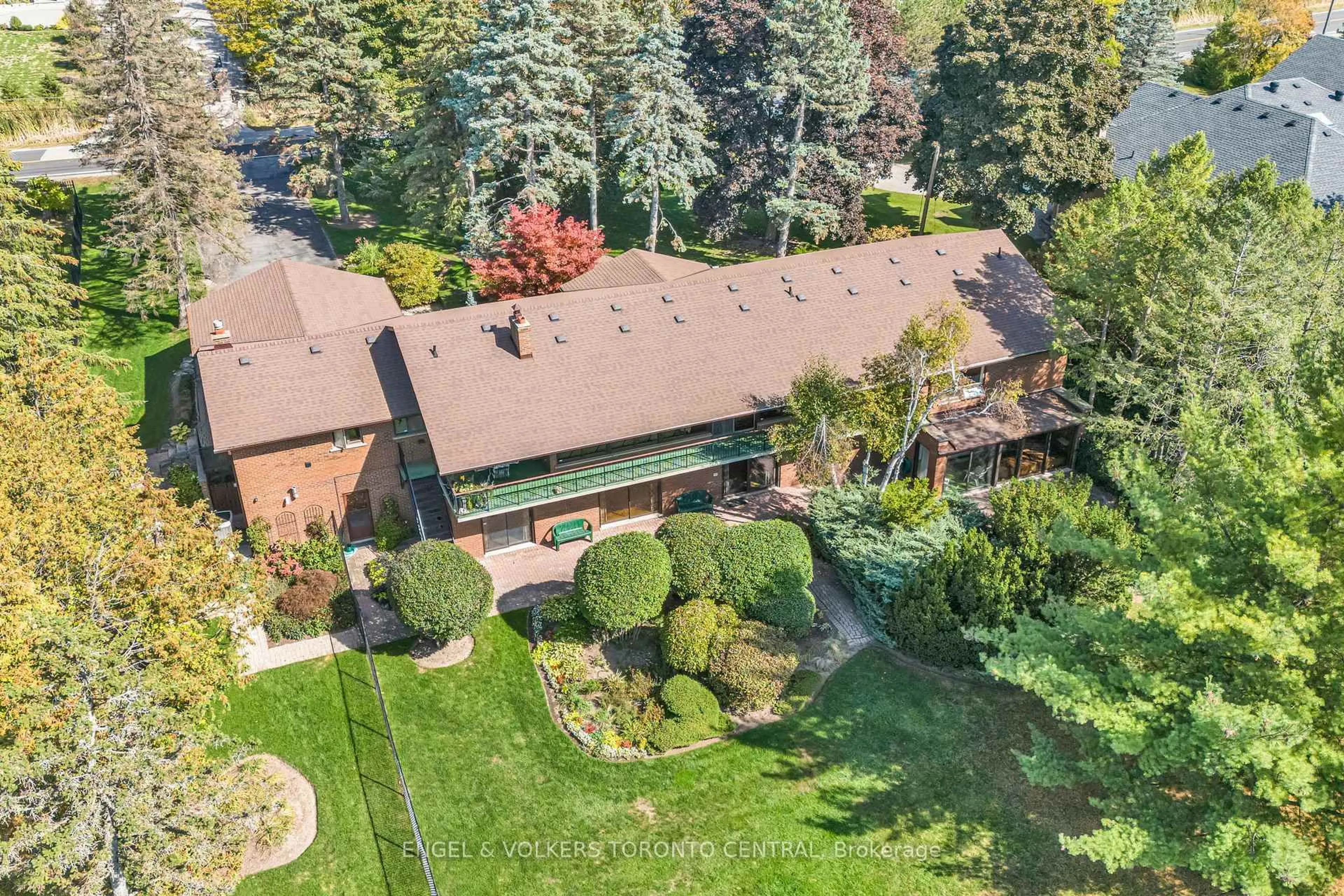A pic from outside/outdoor area/front of a property/back of a property/a pic from drone, street for 56 Cachet Pkwy, Markham Ontario L6C 1C2