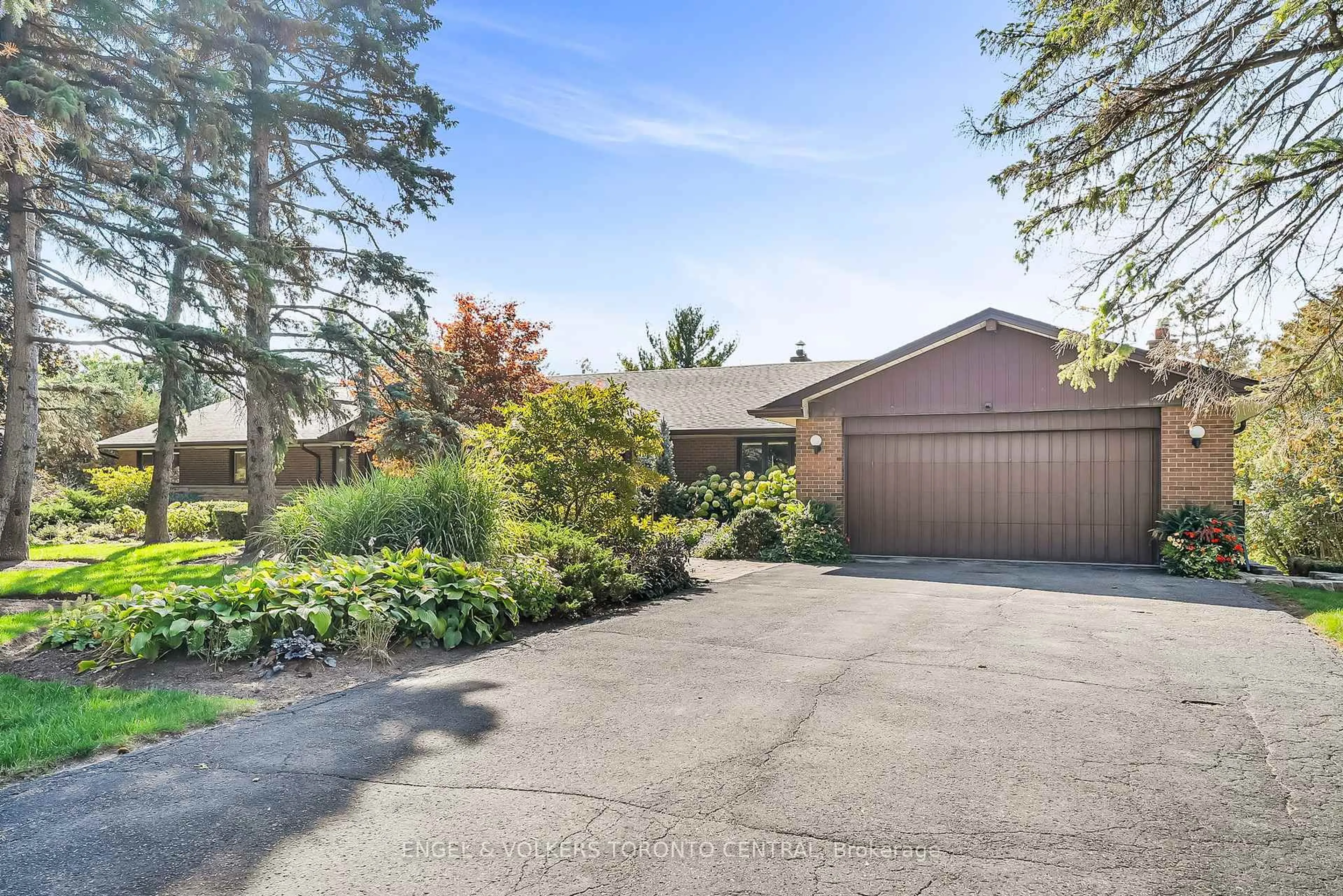 A pic from outside/outdoor area/front of a property/back of a property/a pic from drone, street for 56 Cachet Pkwy, Markham Ontario L6C 1C2