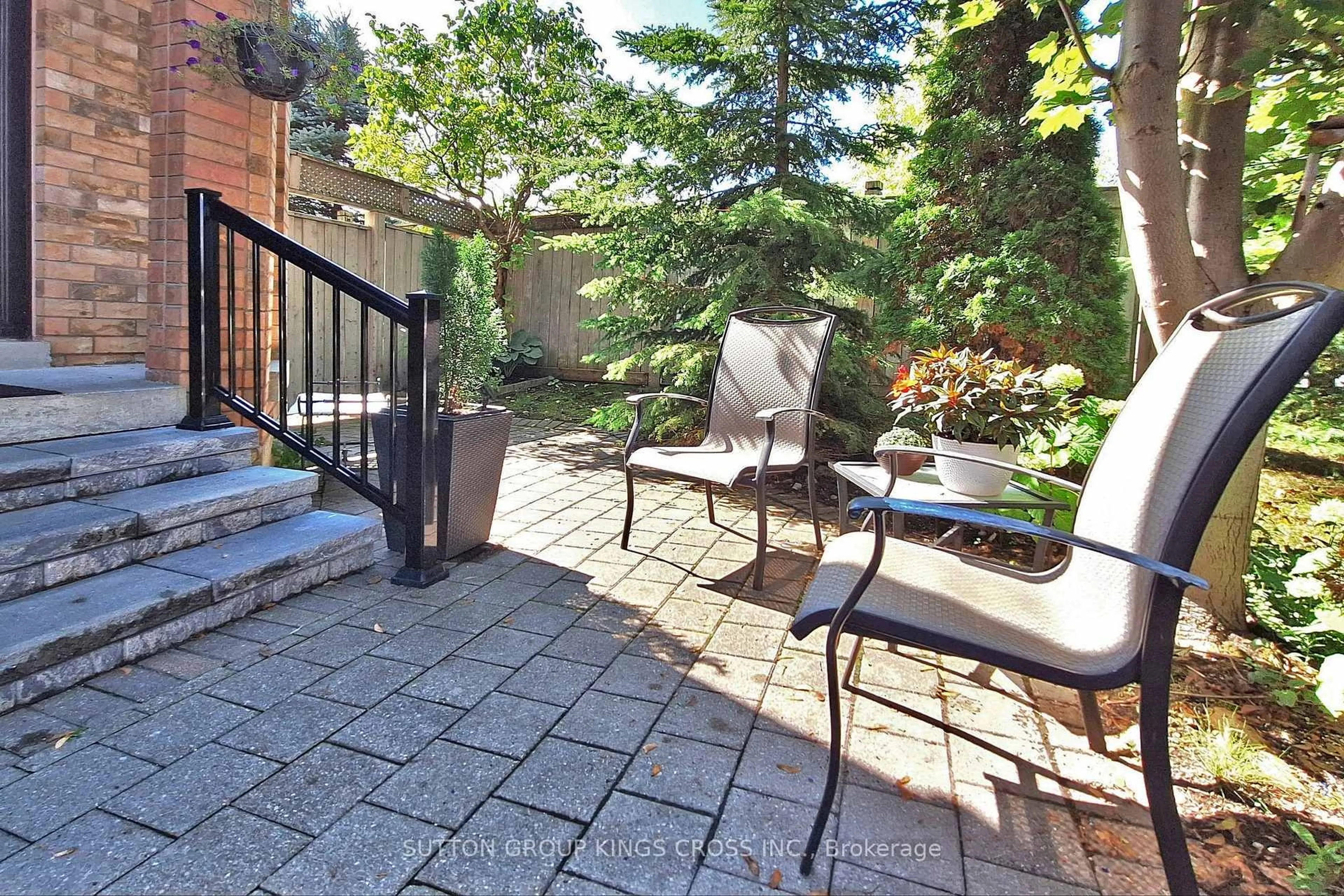 Patio, street for 63 Mistleflower Crt, Richmond Hill Ontario L4E 3T9