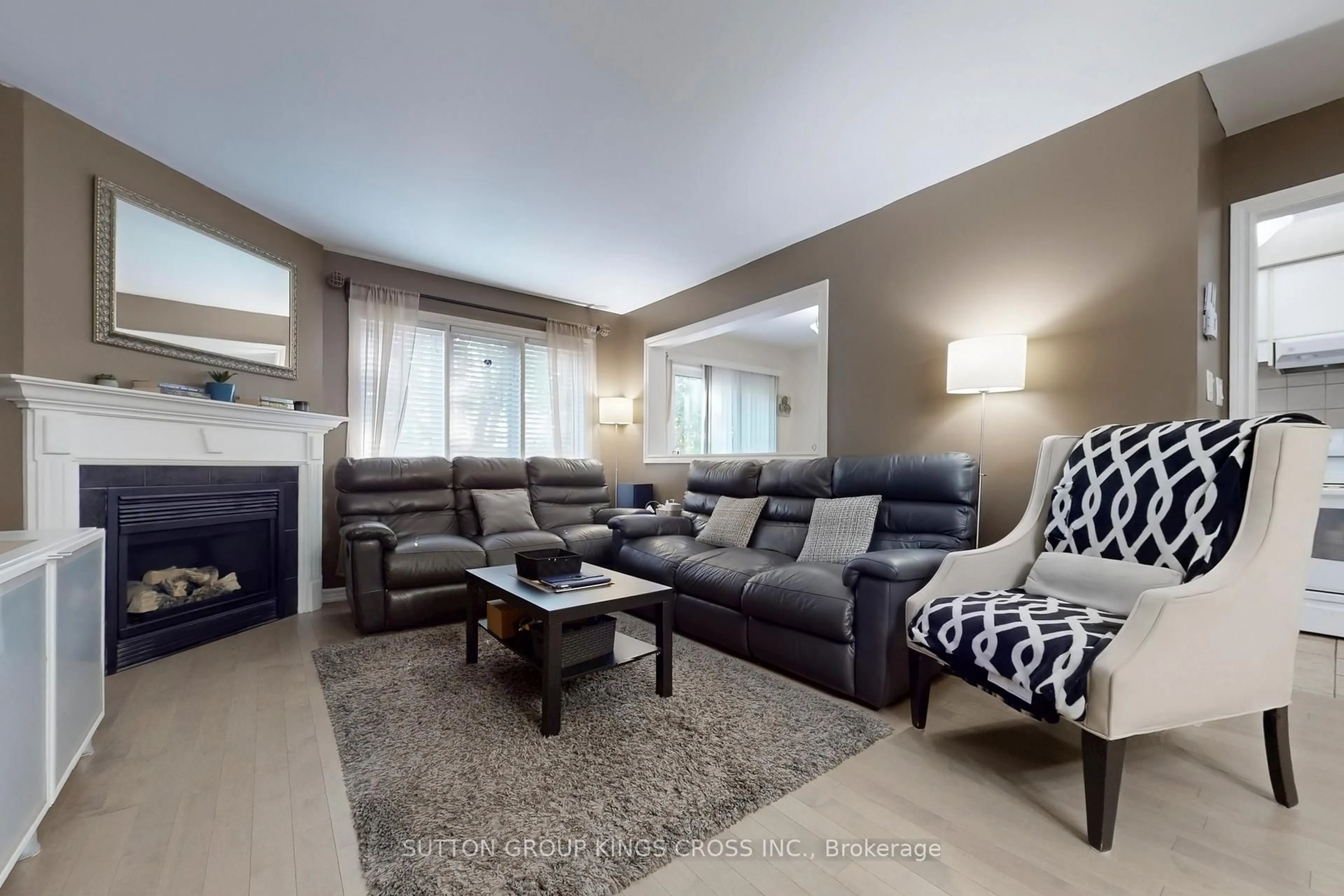 Living room with furniture, unknown for 63 Mistleflower Crt, Richmond Hill Ontario L4E 3T9