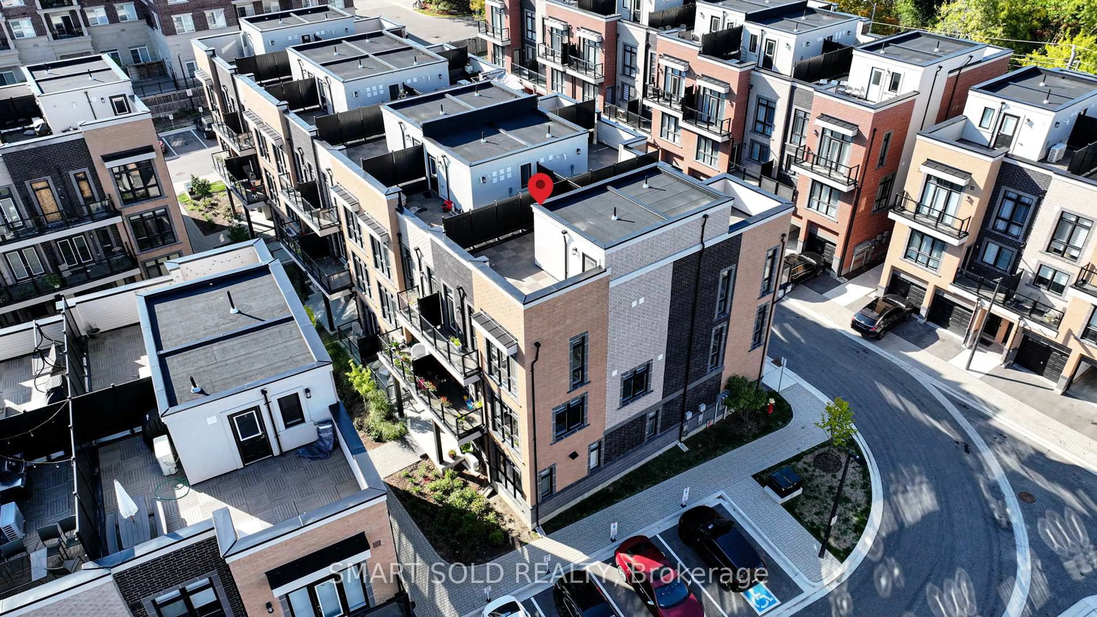 A pic from outside/outdoor area/front of a property/back of a property/a pic from drone, city buildings view from balcony for 6 Sayers Lane #18, Richmond Hill Ontario L4E 1J4