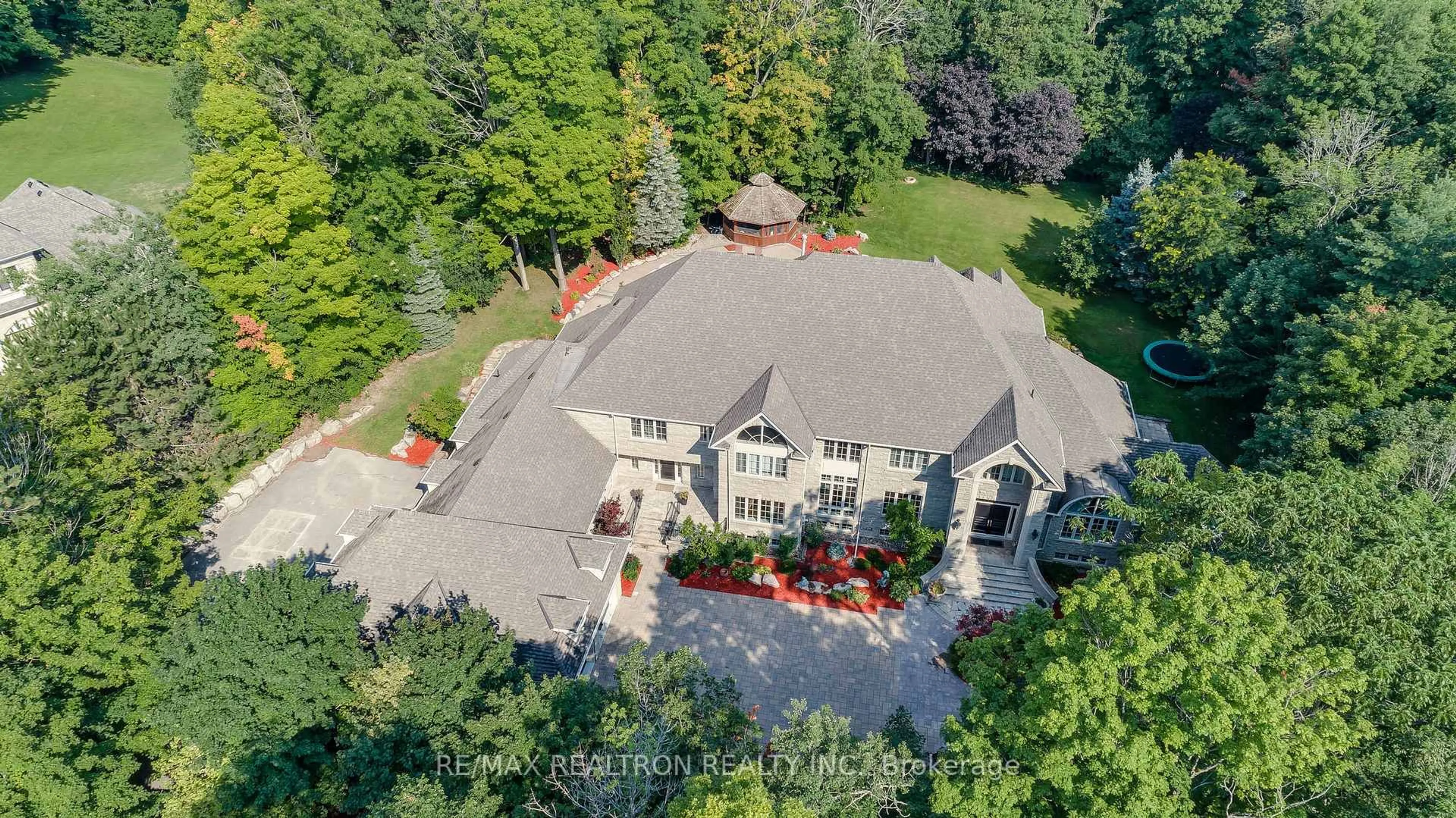 A pic from outside/outdoor area/front of a property/back of a property/a pic from drone, street for 65 Offord Cres, Aurora Ontario L4G 3G8