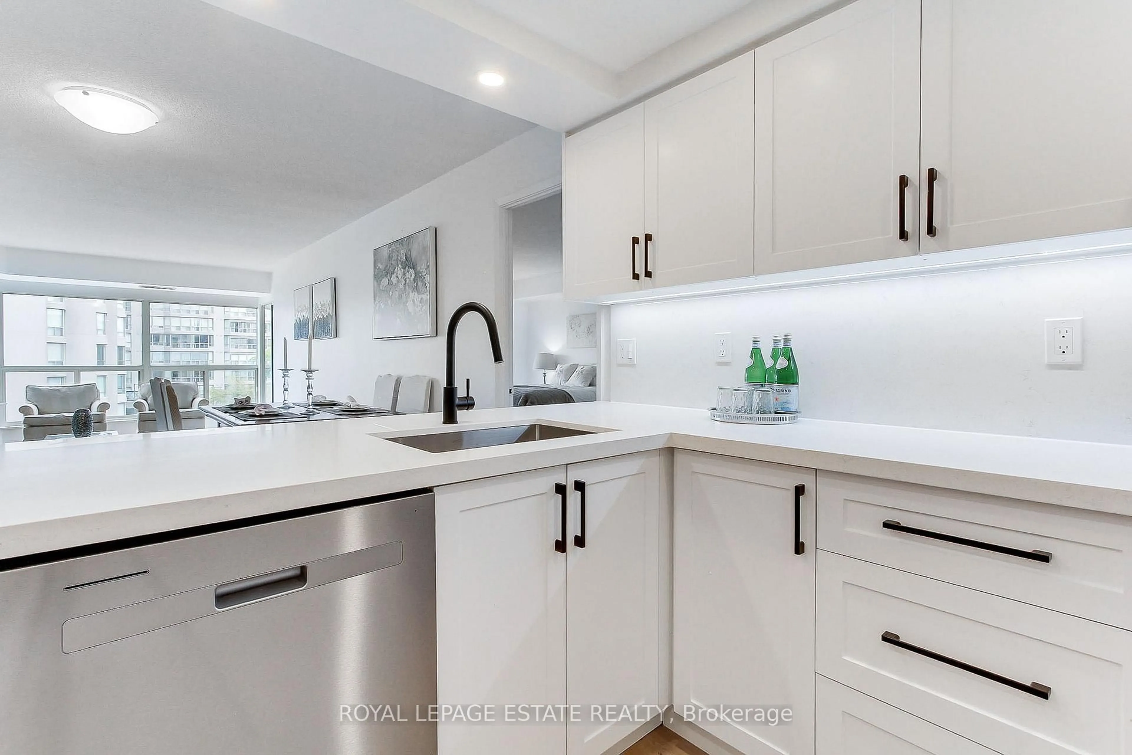 Open concept kitchen, ceramic/tile floor for 175 Cedar Ave Ave #407, Richmond Hill Ontario L4C 9V3