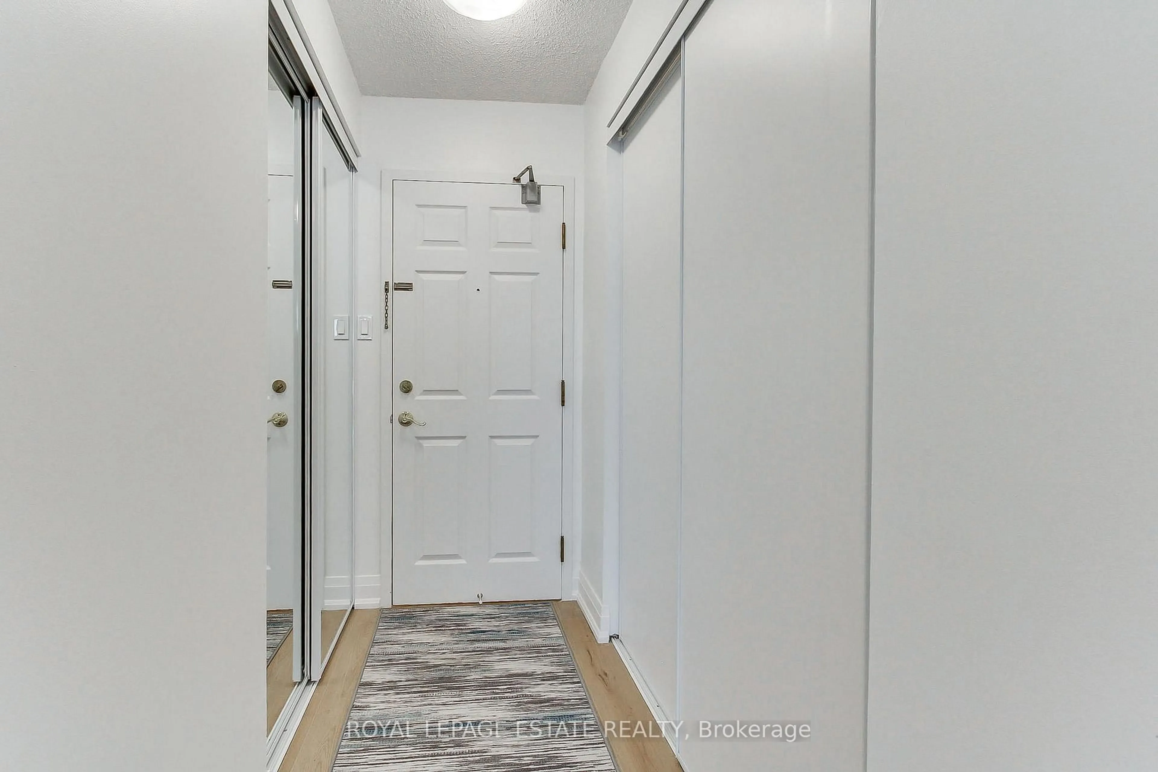 Indoor entryway for 175 Cedar Ave Ave #407, Richmond Hill Ontario L4C 9V3