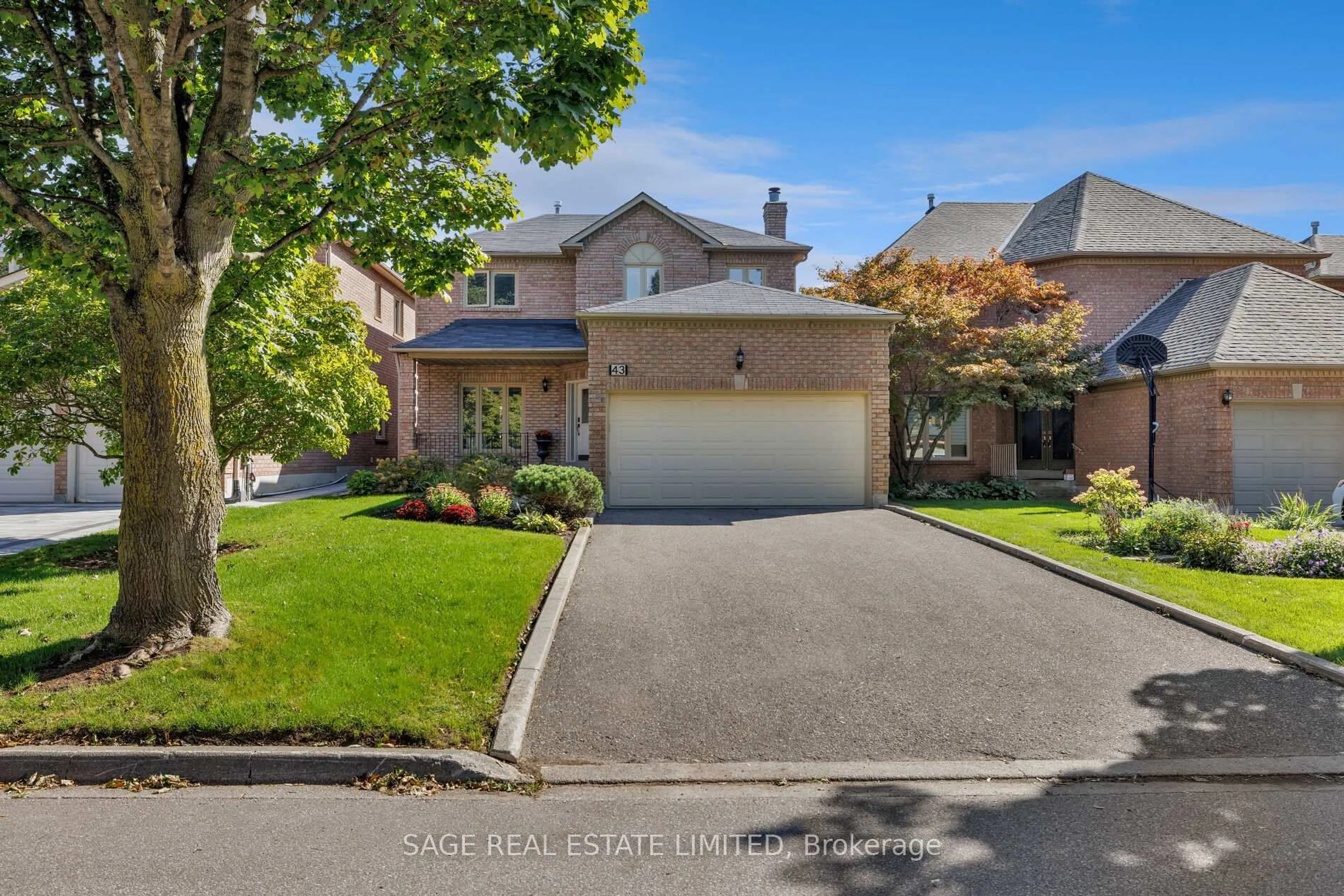 A pic from outside/outdoor area/front of a property/back of a property/a pic from drone, street for 43 Mulholland Dr, Vaughan Ontario L4J 7T7