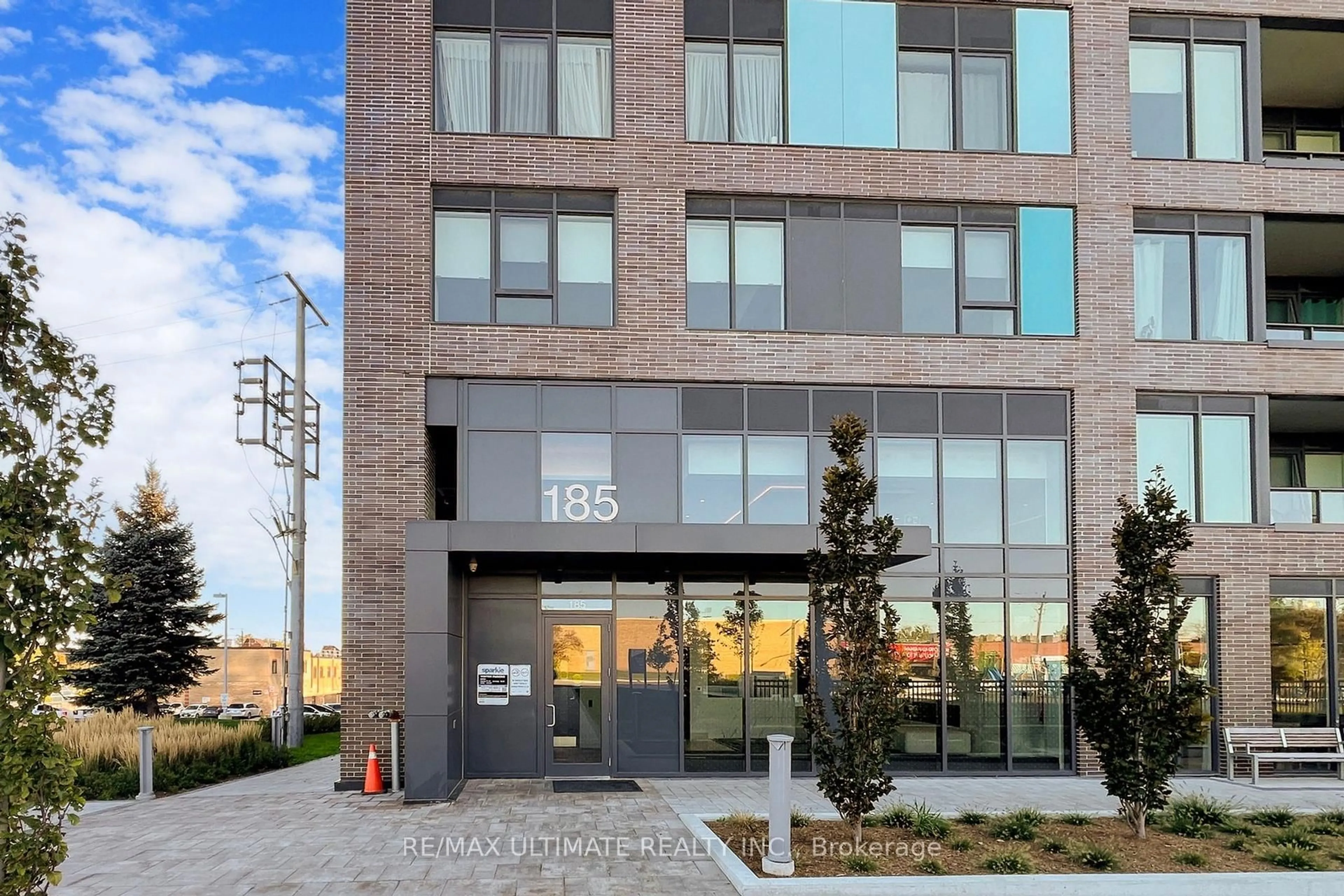 Home with brick exterior material, building for 185 Deerfield Rd #1203, Newmarket Ontario L3Y 0G7