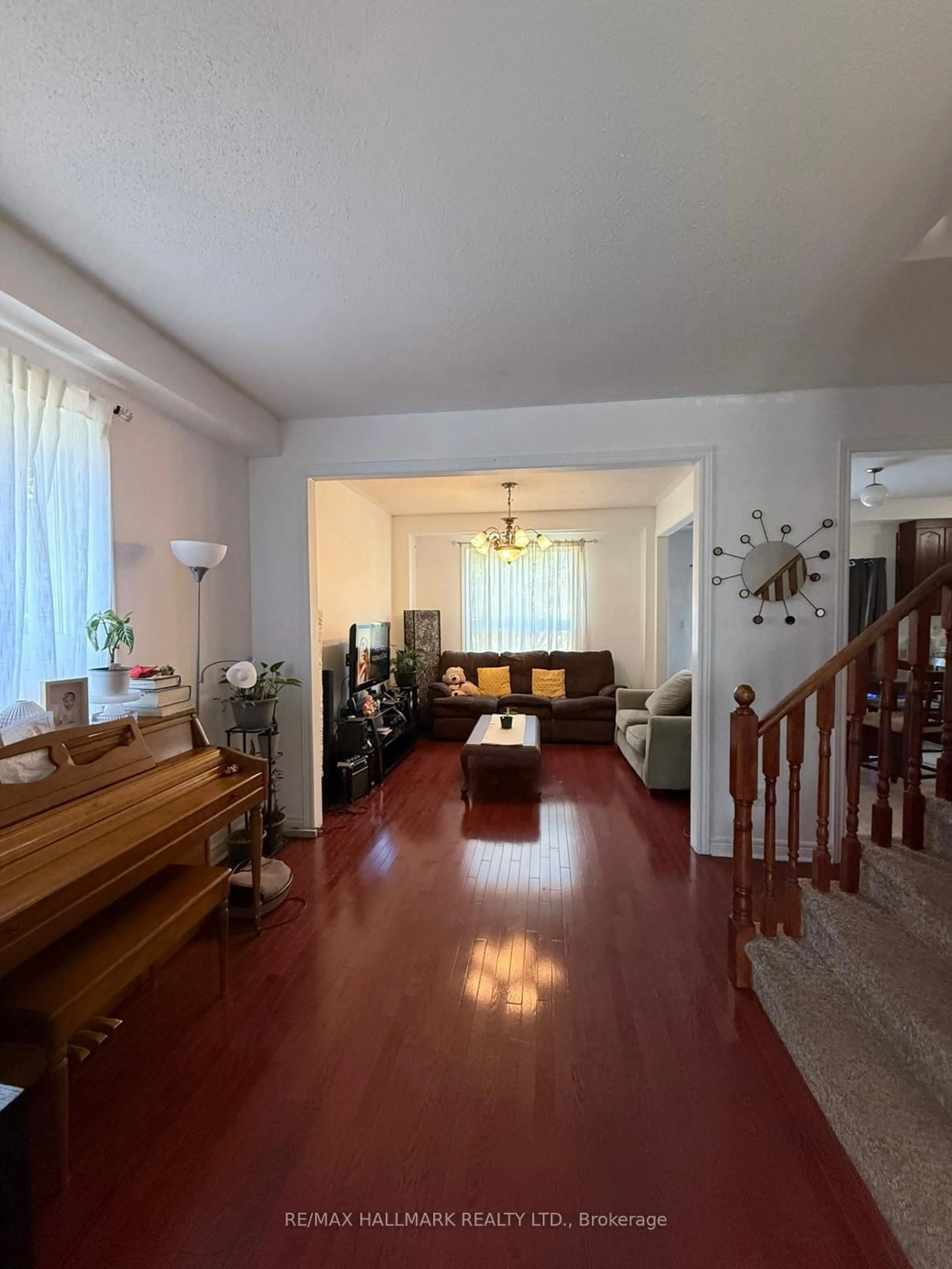 Living room with furniture, unknown for 85 Watkins Glen Cres, Aurora Ontario L4G 7P4