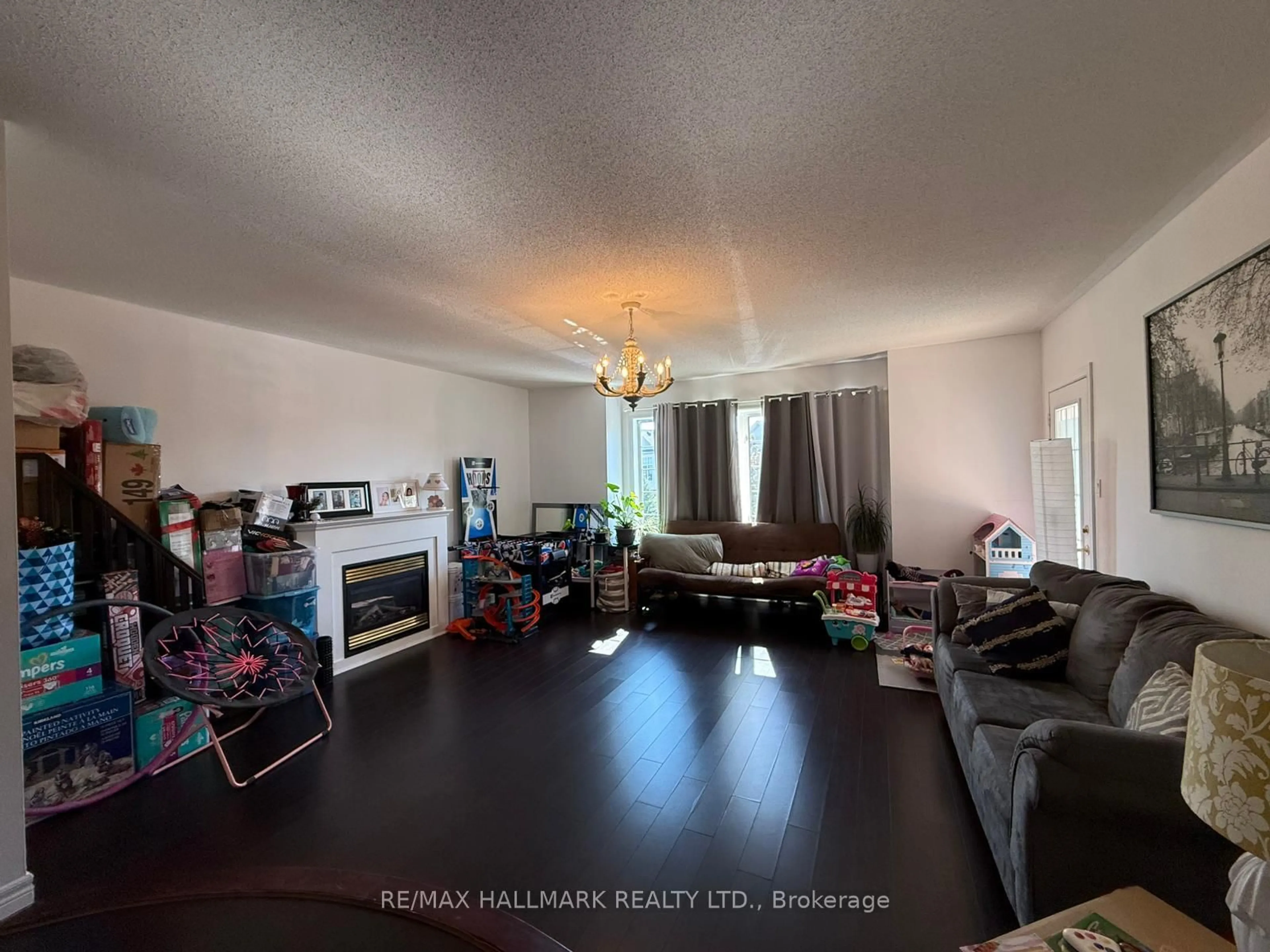 A pic of a room for 85 Watkins Glen Cres, Aurora Ontario L4G 7P4